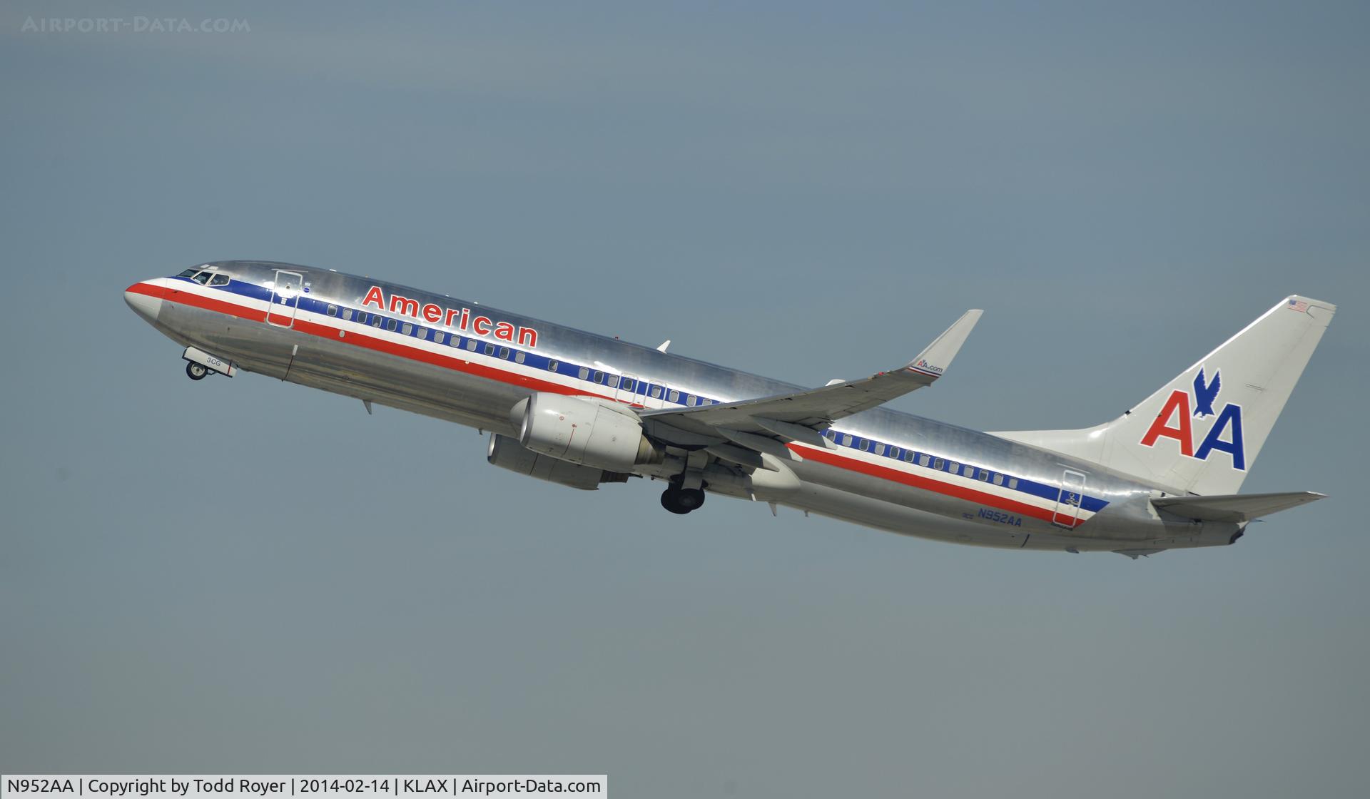 N952AA, 2000 Boeing 737-823 C/N 30088, Departing LAX on 25R