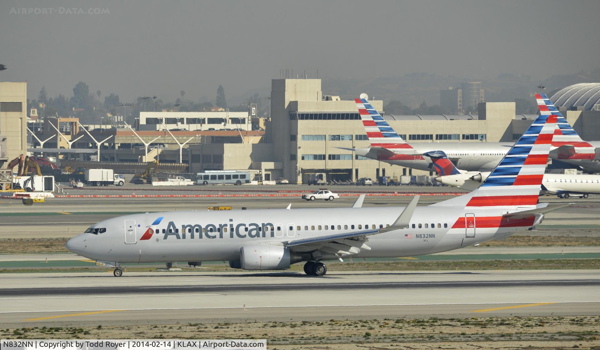 N832NN, 2010 Boeing 737-823 C/N 33521, Taxiing to gate at LAX