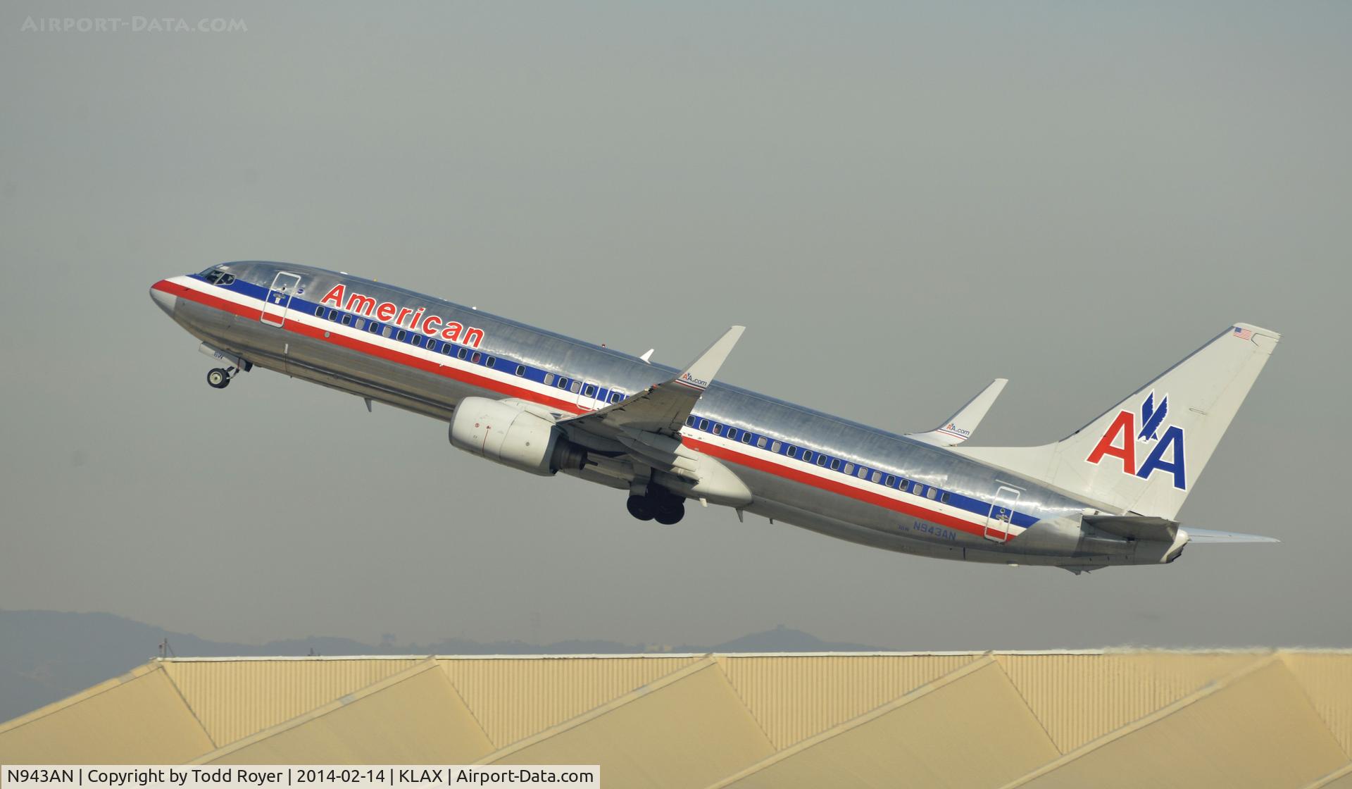N943AN, 2000 Boeing 737-823 C/N 30599, Departing LAX on 25R