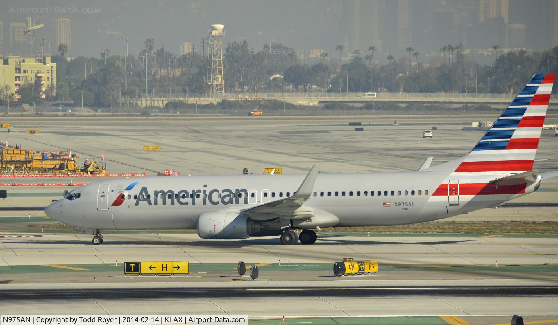 N975AN, 2001 Boeing 737-823 C/N 29549, Taxiing to gate at LAX