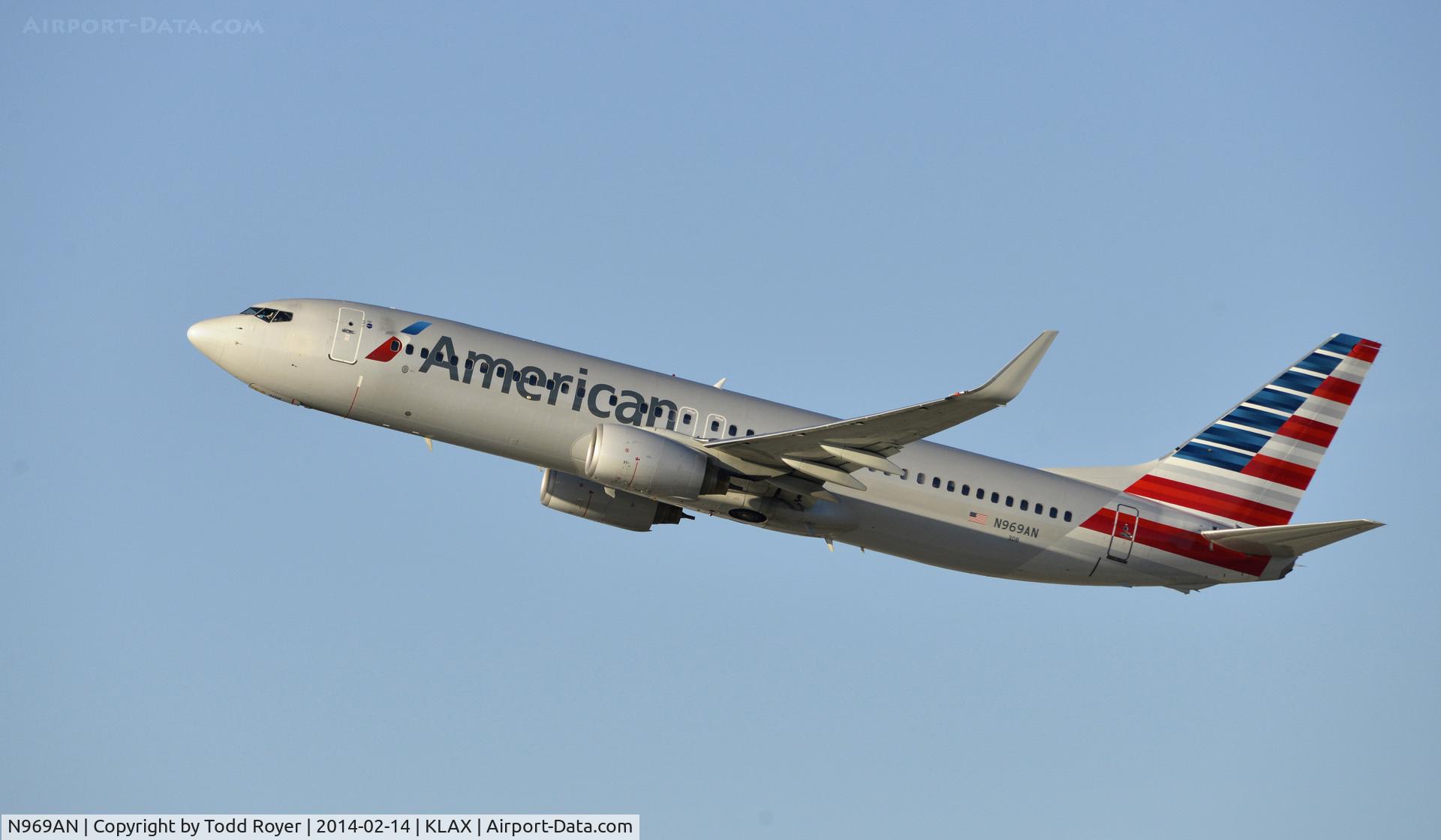 N969AN, 2001 Boeing 737-823 C/N 29546, Departing LAX on 25R