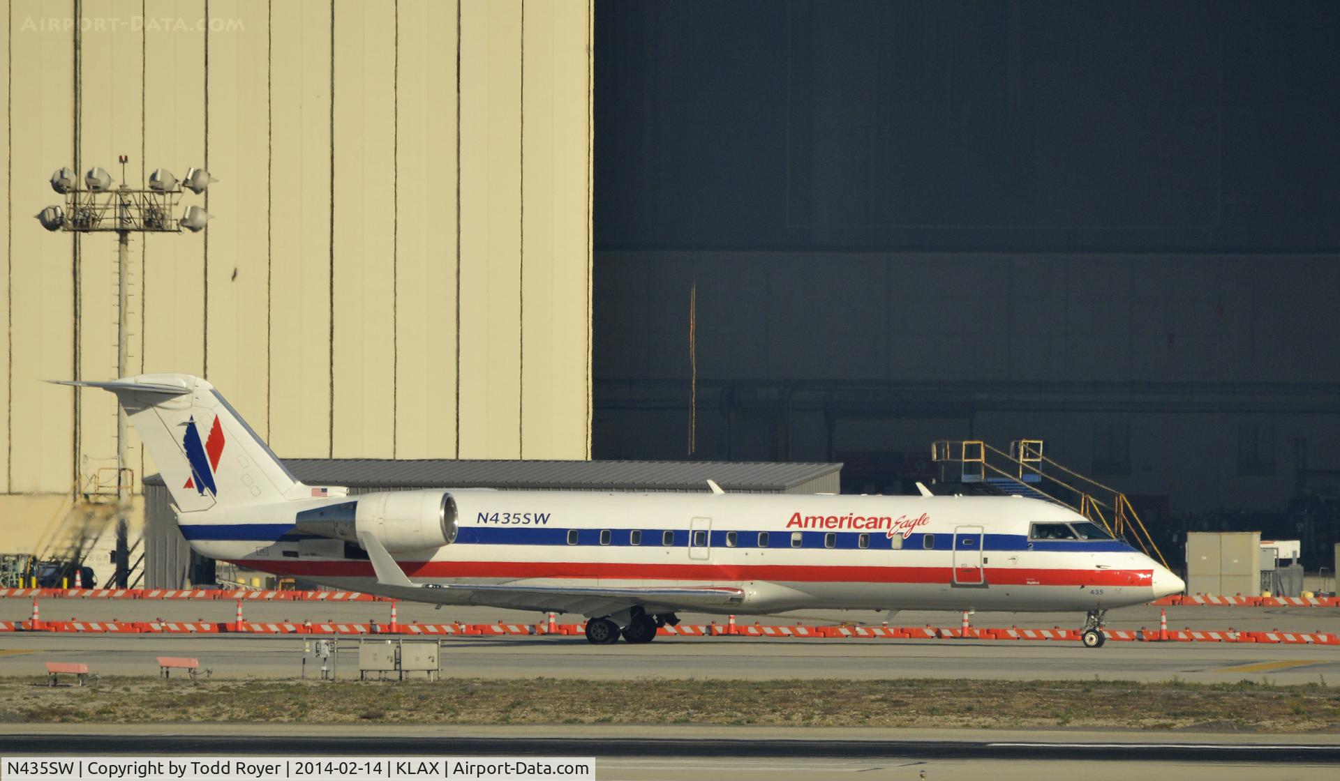 N435SW, 2001 Bombardier CRJ-200LR (CL-600-2B19) C/N 7555, Taxiing to gate at LAX