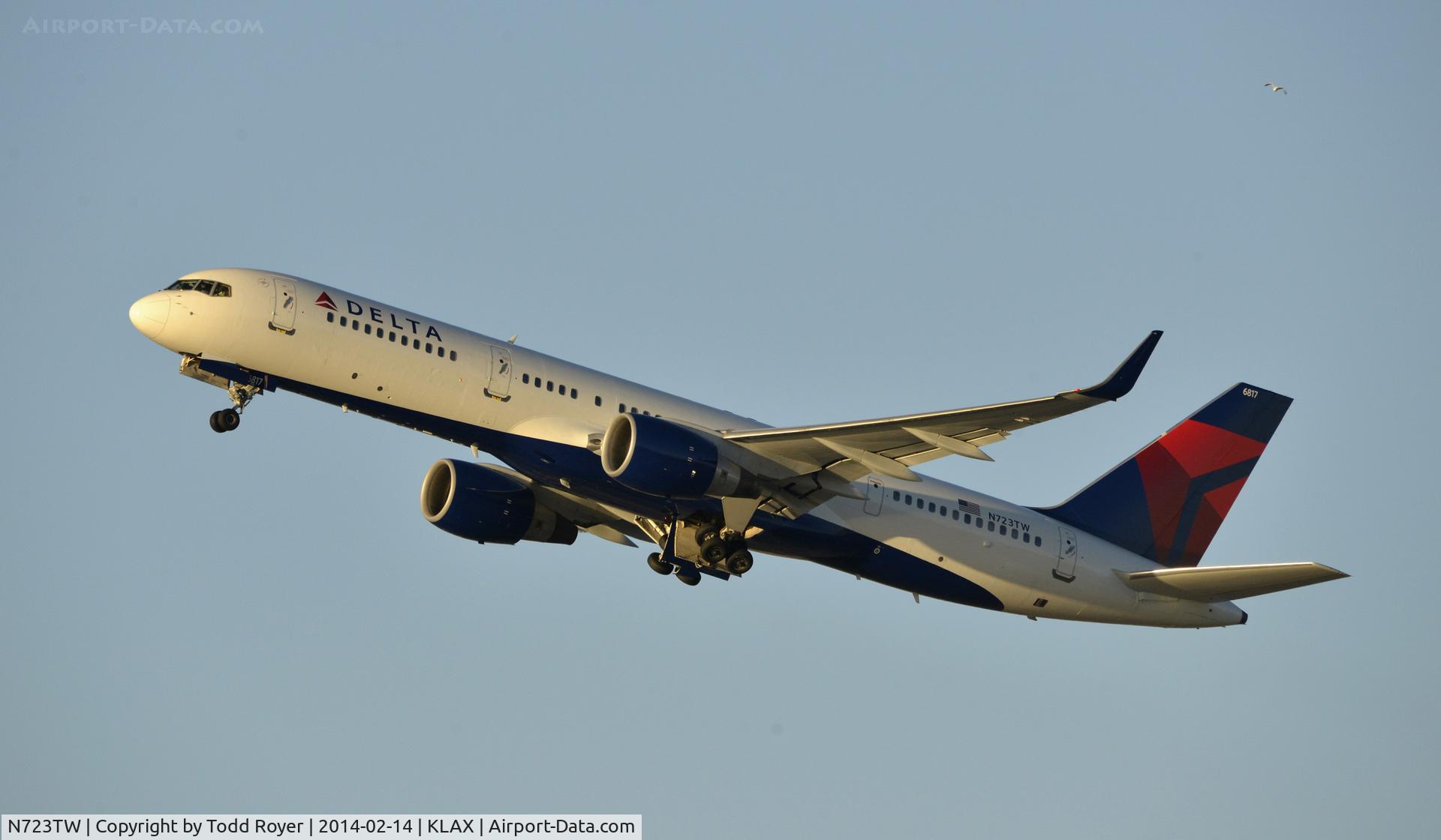 N723TW, 2000 Boeing 757-231 C/N 29378, Departing LAX on 25R