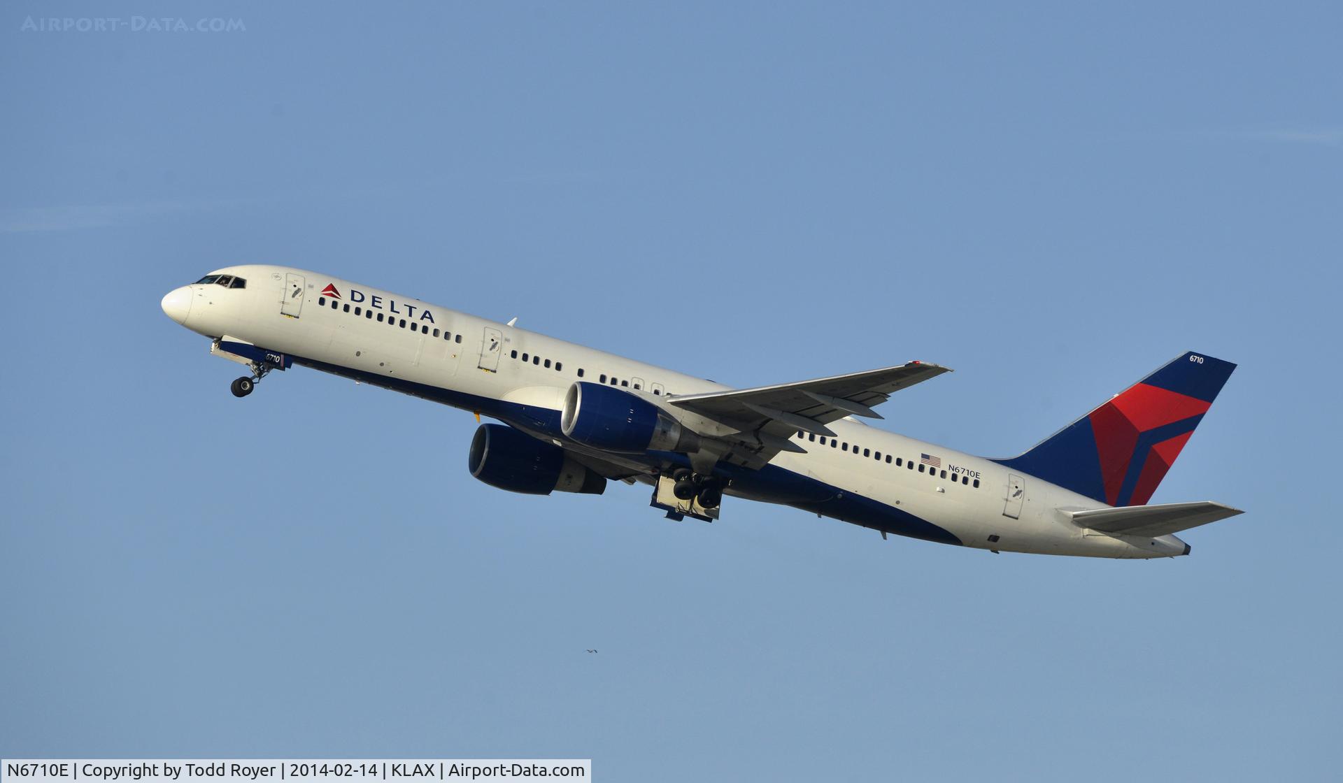 N6710E, 2000 Boeing 757-232 C/N 30482, Departing LAX on 25R