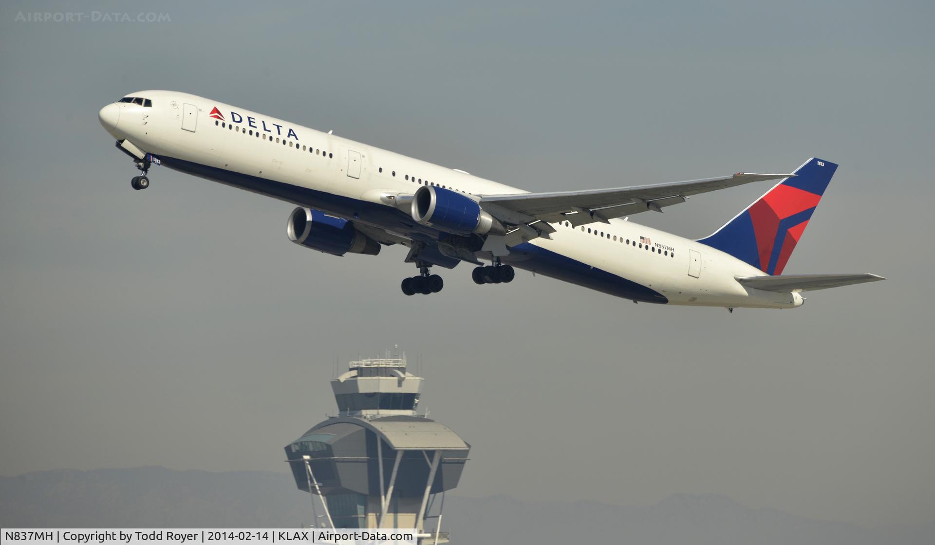 N837MH, 2000 Boeing 767-432/ER C/N 29710, Departing LAX on 25R