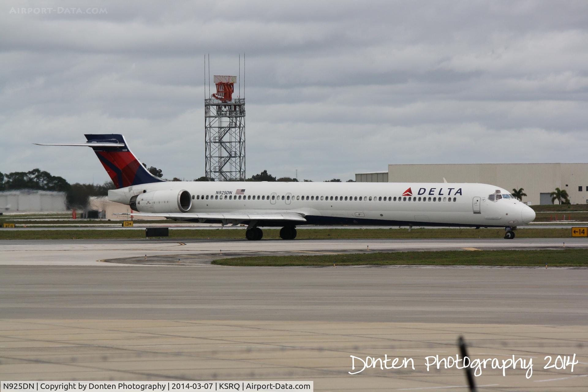 N925DN, 1998 McDonnell Douglas MD-90-30 C/N 53587, Delta Flight 2298 (N925DN) taxis at Sarasota-Bradenton International Airport