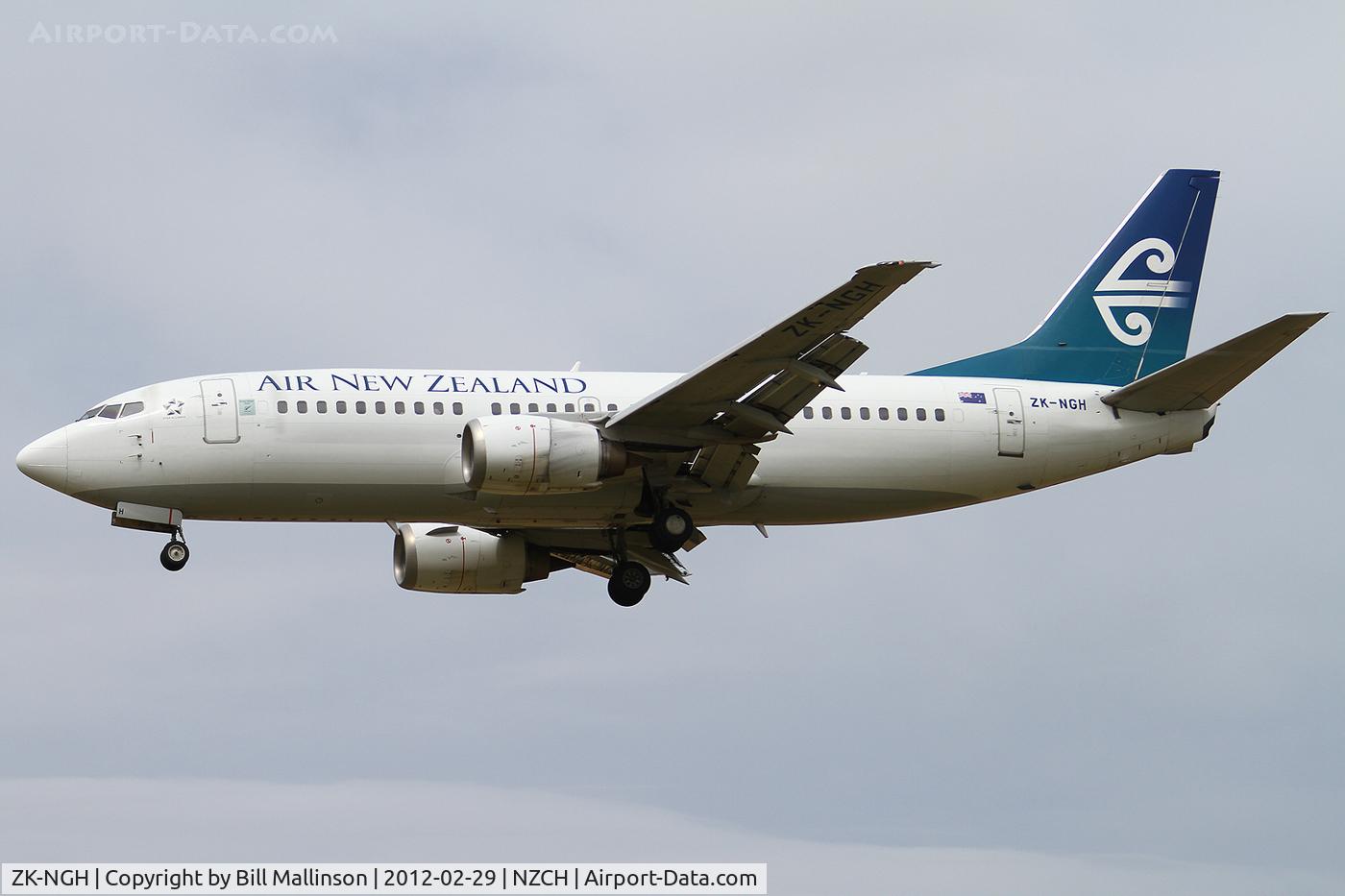 ZK-NGH, 1999 Boeing 737-319 C/N 25607, finals to 02