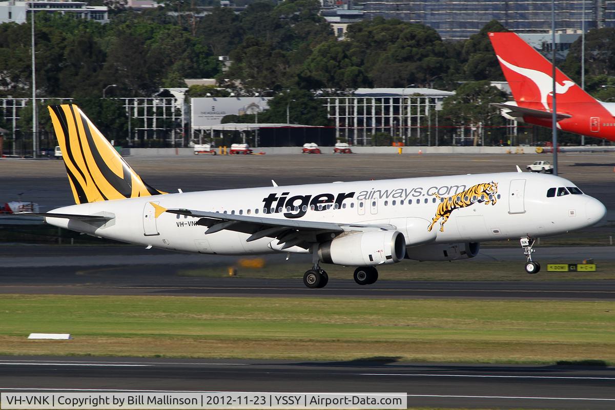 VH-VNK, 2009 Airbus A320-232 C/N 3986, nearly onto 16R