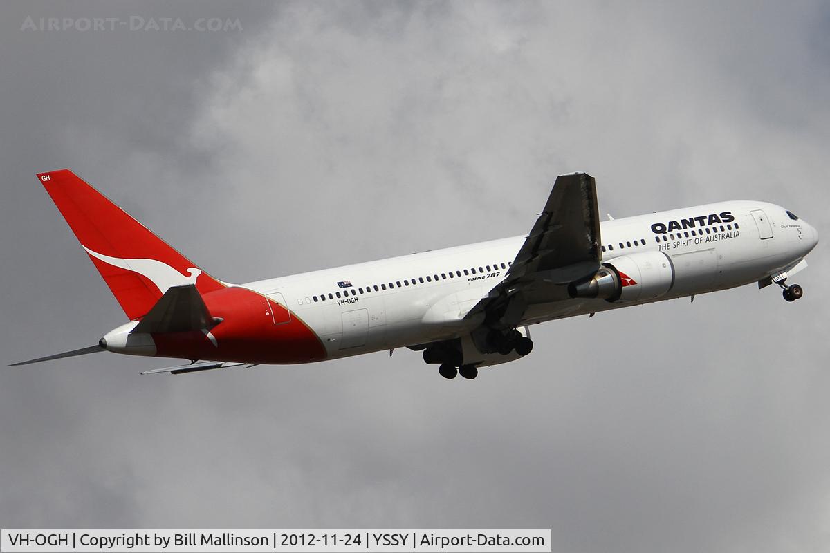 VH-OGH, 1990 Boeing 767-338 C/N 24930, away off 34L