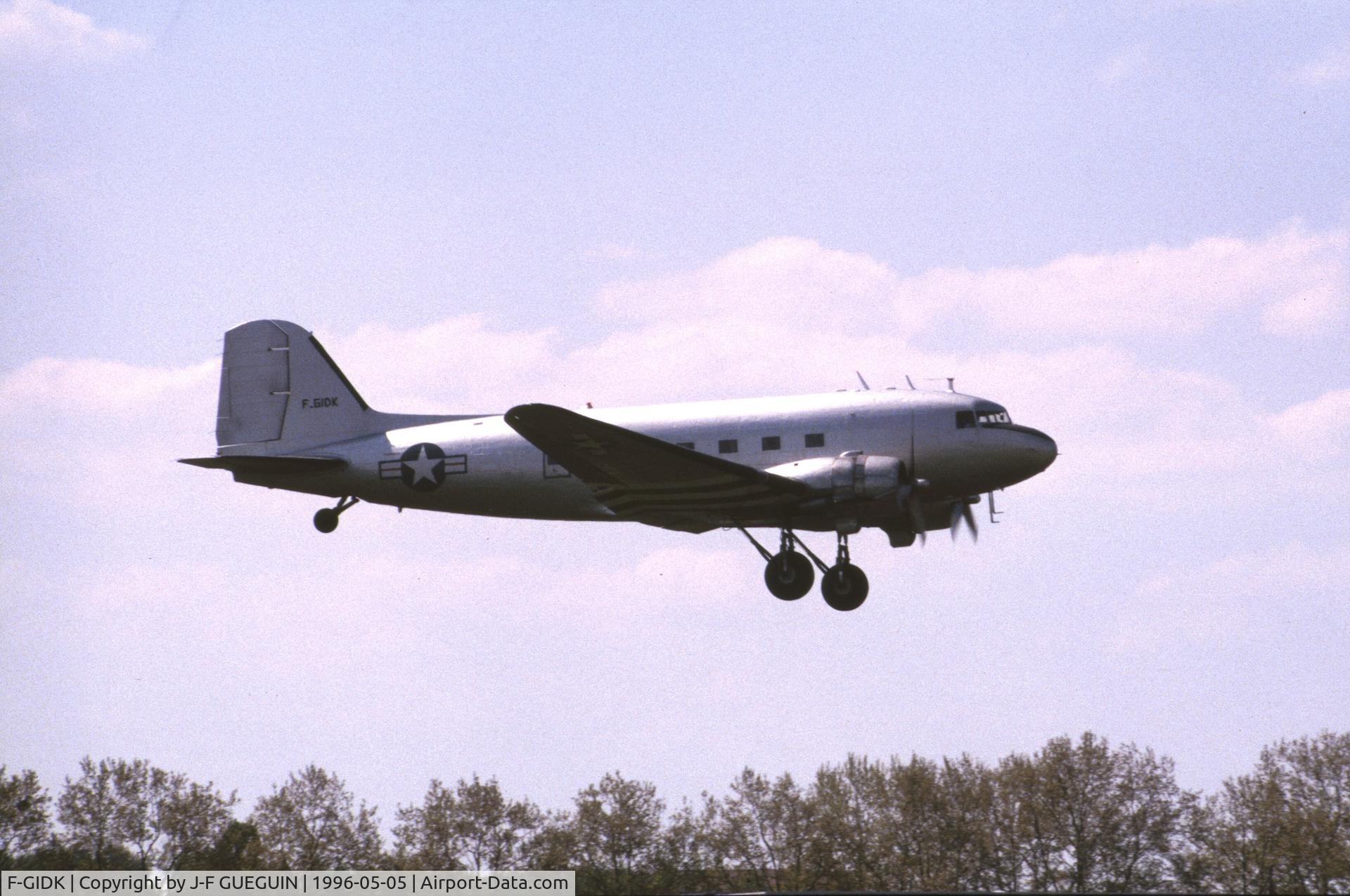 F-GIDK, 1945 Douglas DC-3C-S1C3G (C-47B-35-DK) C/N 16604, In flight while landing at Paris-Le Bourget Airport (Salon des Avions de Légende, 1996).