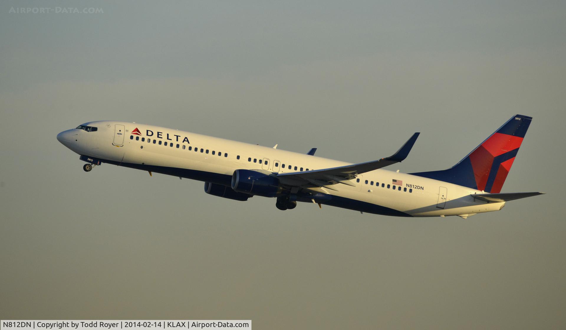N812DN, 2013 Boeing 737-932/ER C/N 31923, Departing LAX on 25R
