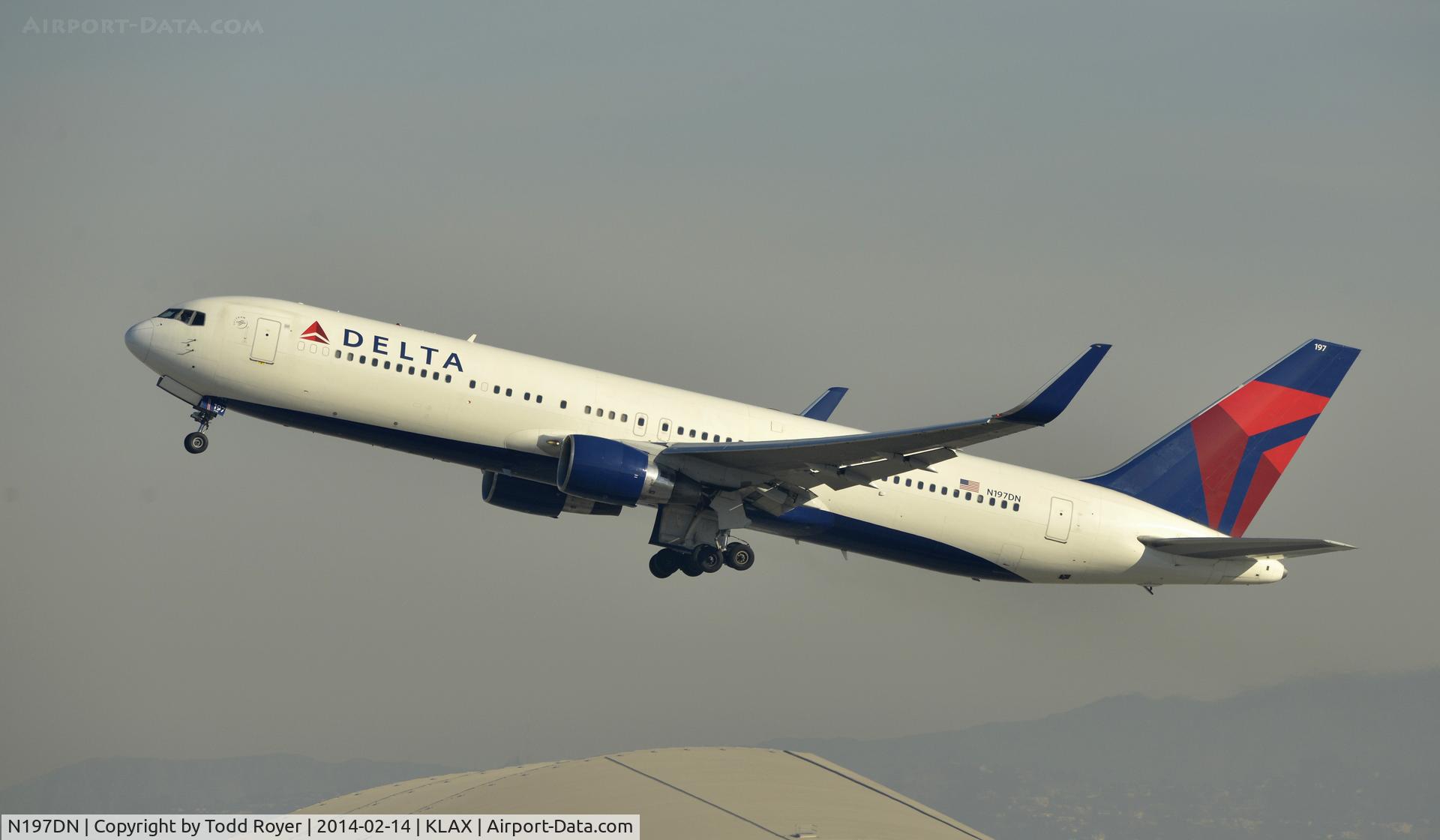 N197DN, 1997 Boeing 767-332 C/N 28454, Departing LAX on 25R