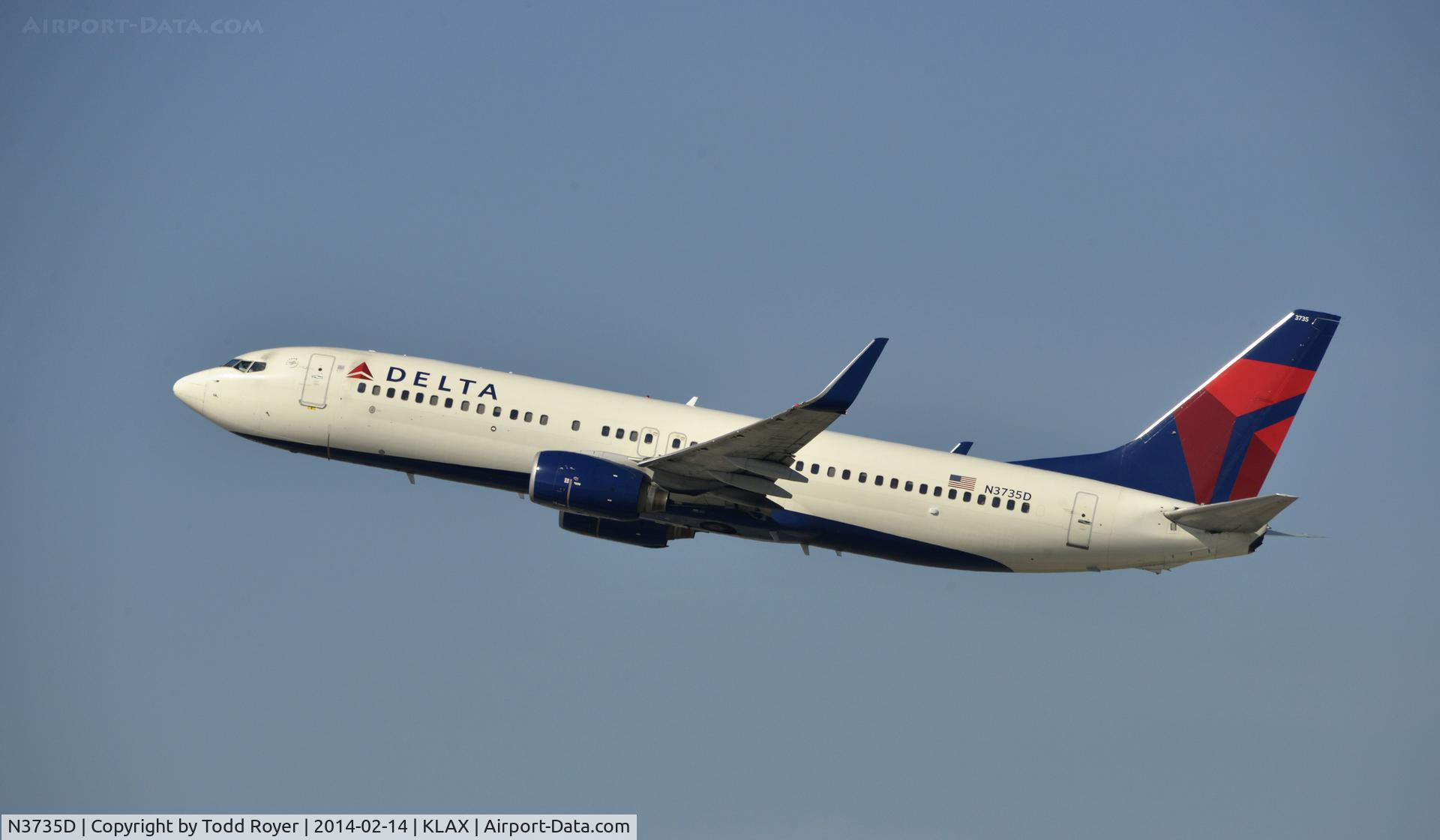 N3735D, 2000 Boeing 737-832 C/N 30381, Departing LAX on 25R