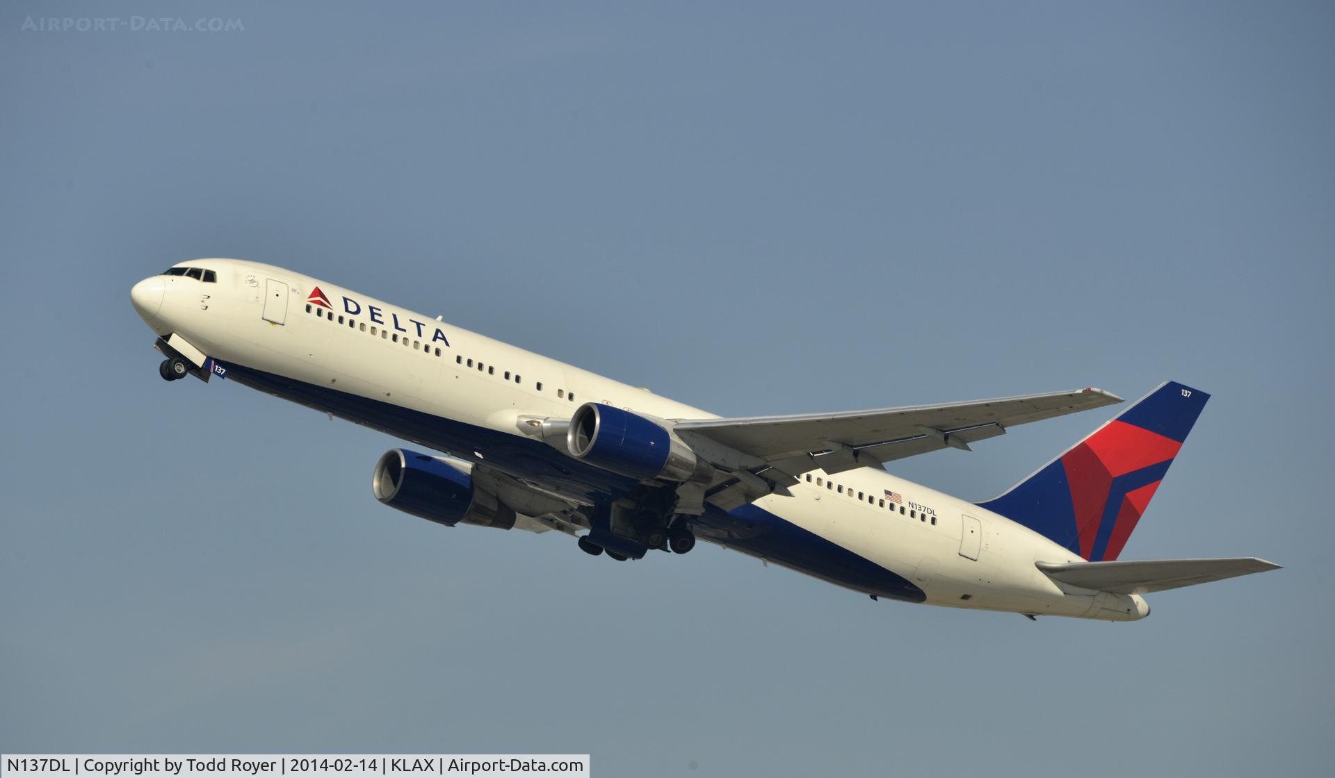 N137DL, 1991 Boeing 767-332 C/N 25306, Departing LAX on 25R