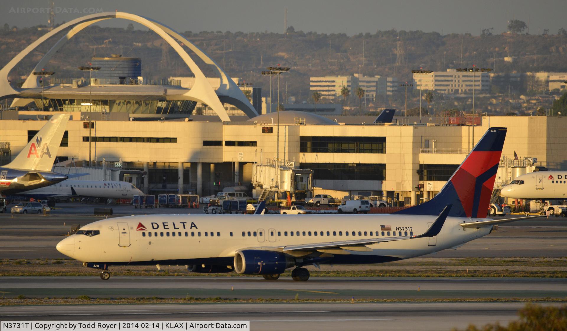N3731T, 2000 Boeing 737-832 C/N 30775, Taxiing to gate at LAX