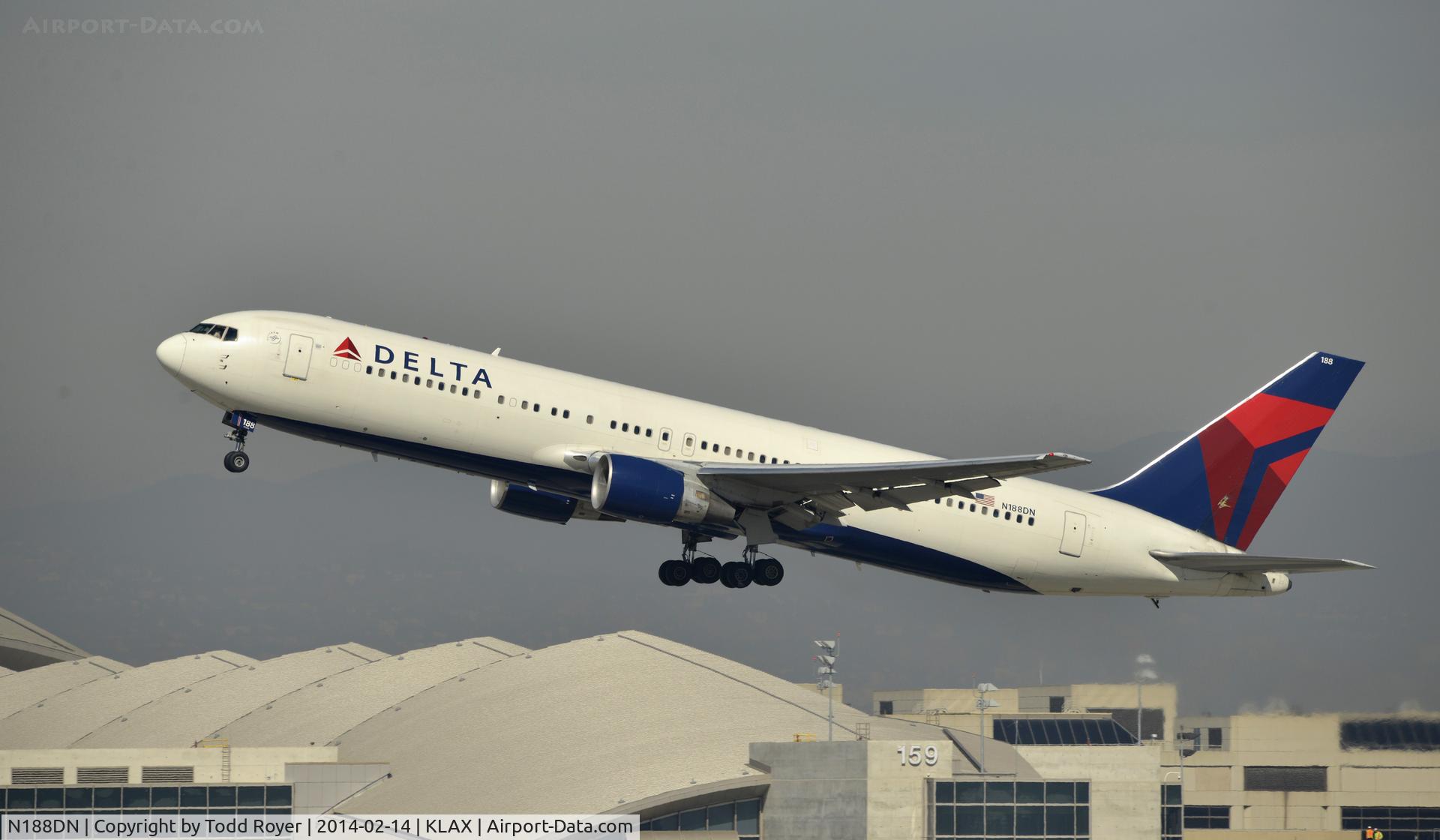 N188DN, 1996 Boeing 767-332 C/N 27583, Departing LAX on 25R