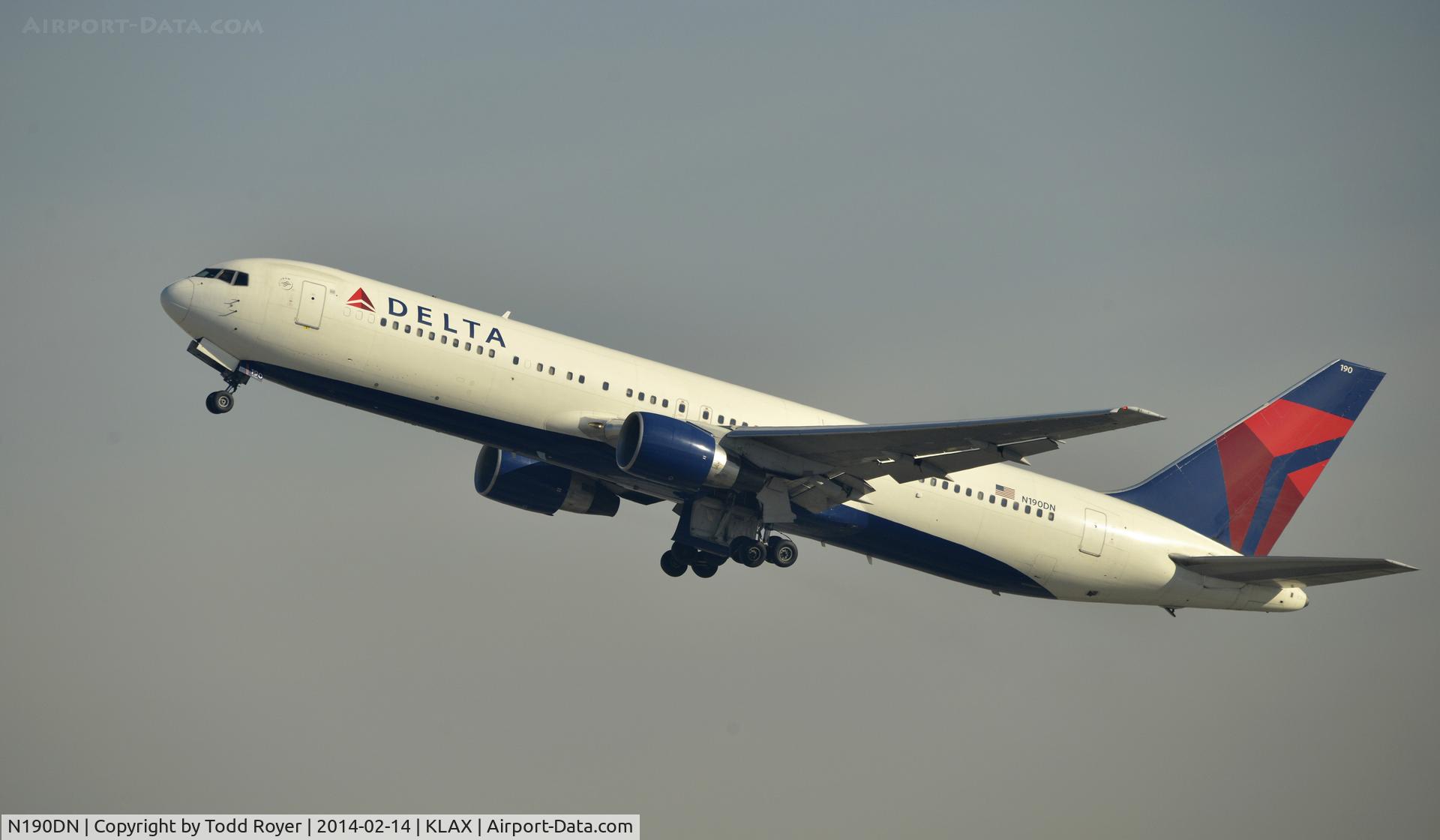 N190DN, 1997 Boeing 767-332 C/N 28447, Departing LAX on 25R