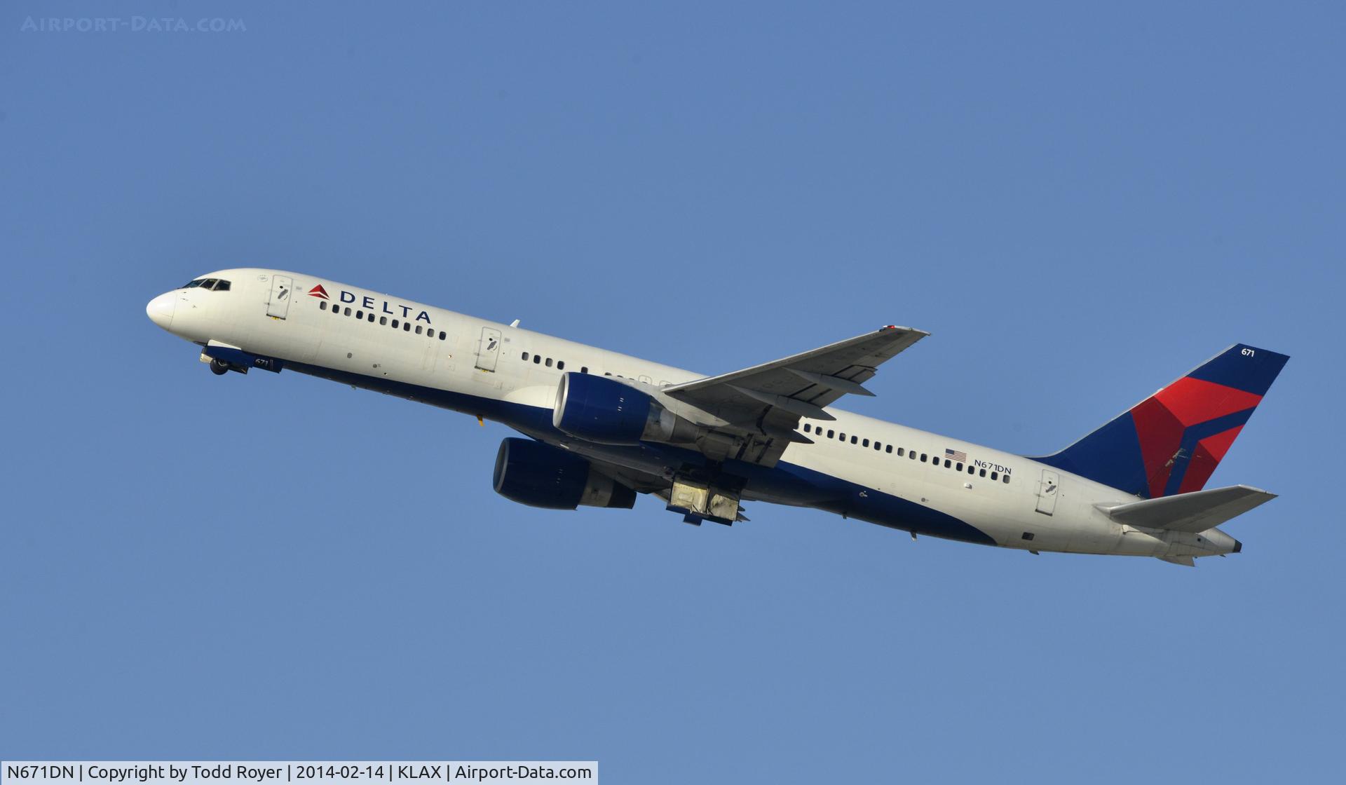 N671DN, 1992 Boeing 757-232 C/N 25332, Departing LAX on 25R