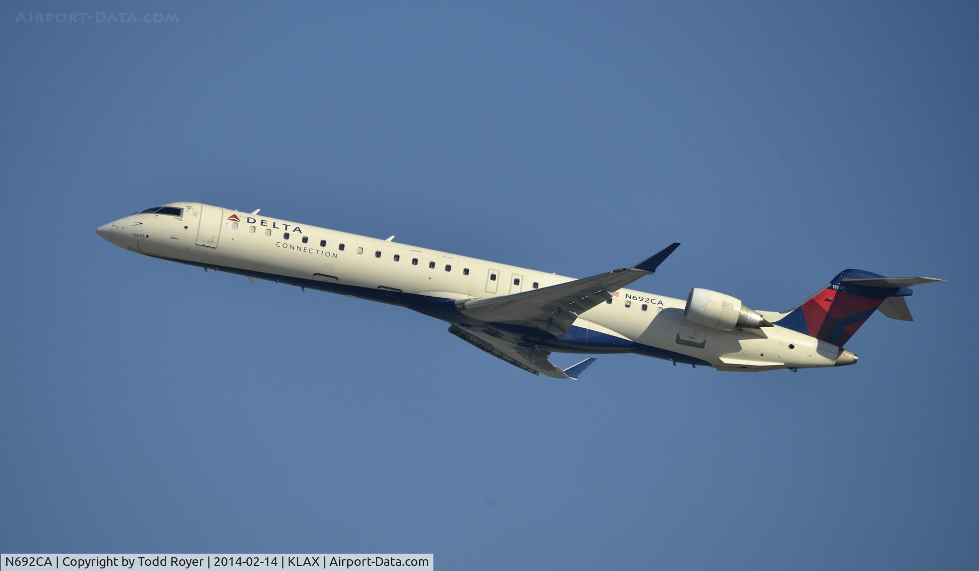 N692CA, 2006 Bombardier CRJ-900ER (CL-600-2D24) C/N 15092, Departing LAX on 25R