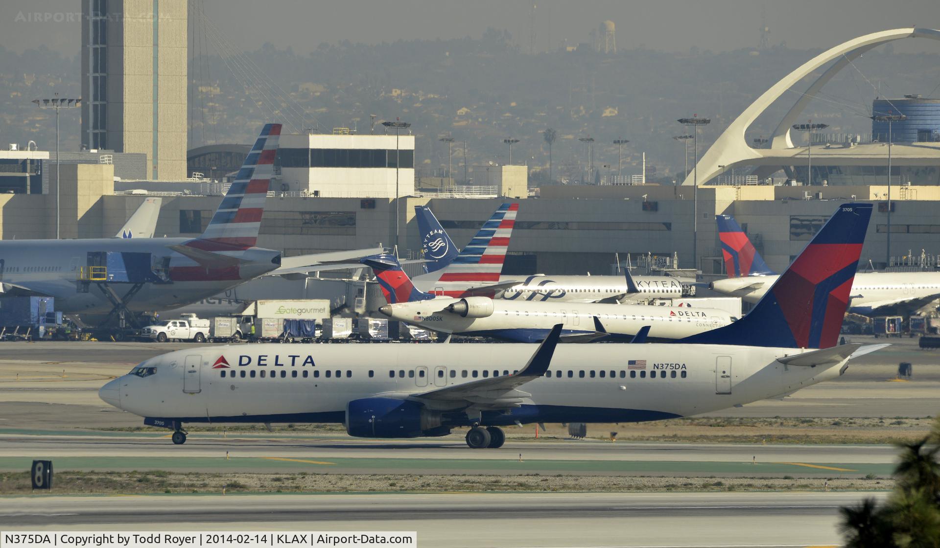 N375DA, 1998 Boeing 737-832 C/N 29623, Taxiing to gate at LAX