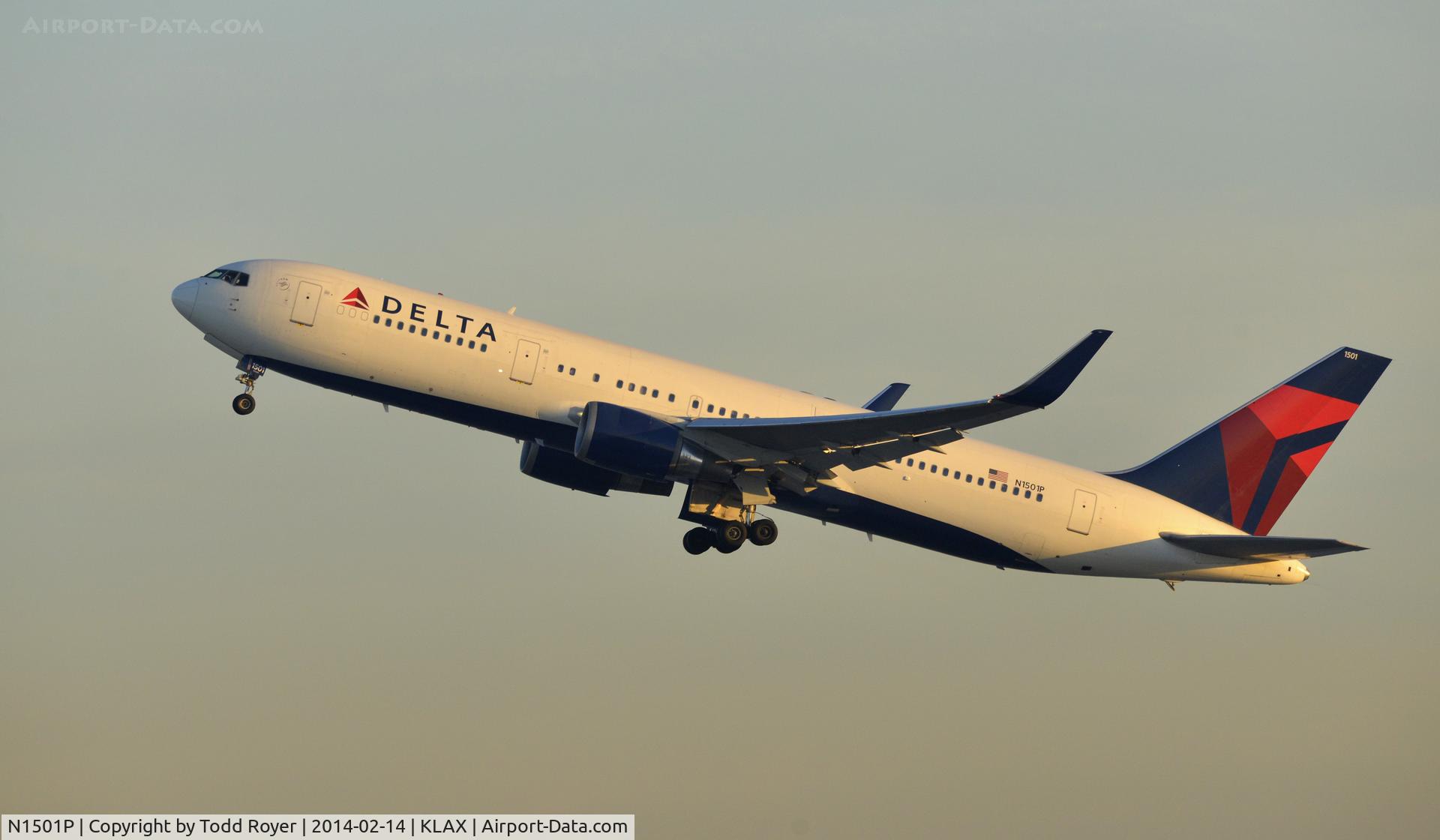 N1501P, 1990 Boeing 767-3P6 C/N 24983, Departing LAX on 25R