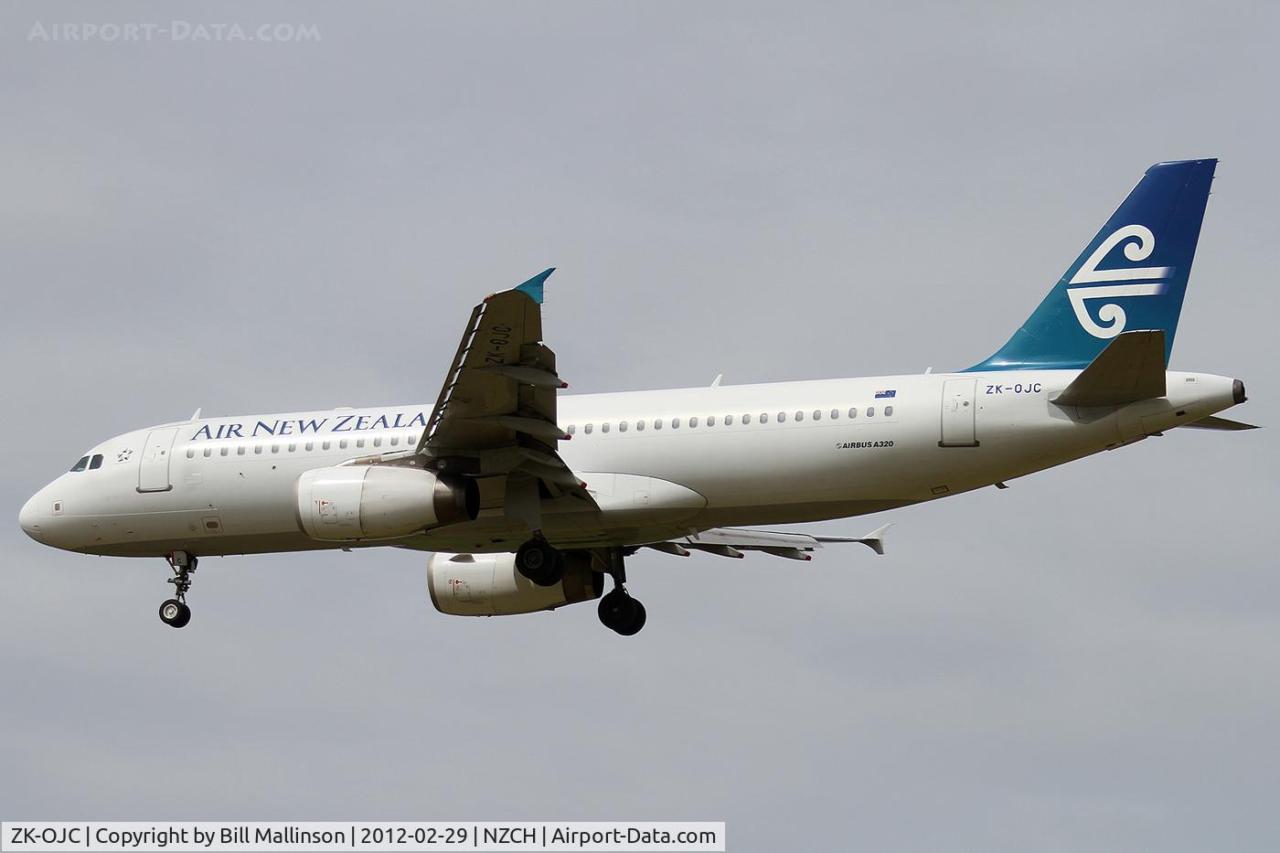 ZK-OJC, 2003 Airbus A320-232 C/N 2112, finals to 02