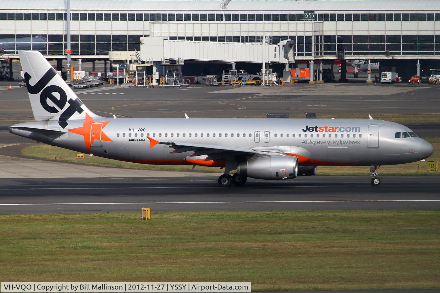 VH-VQO, 2000 Airbus A320-232 C/N 2587, lining up for 16R