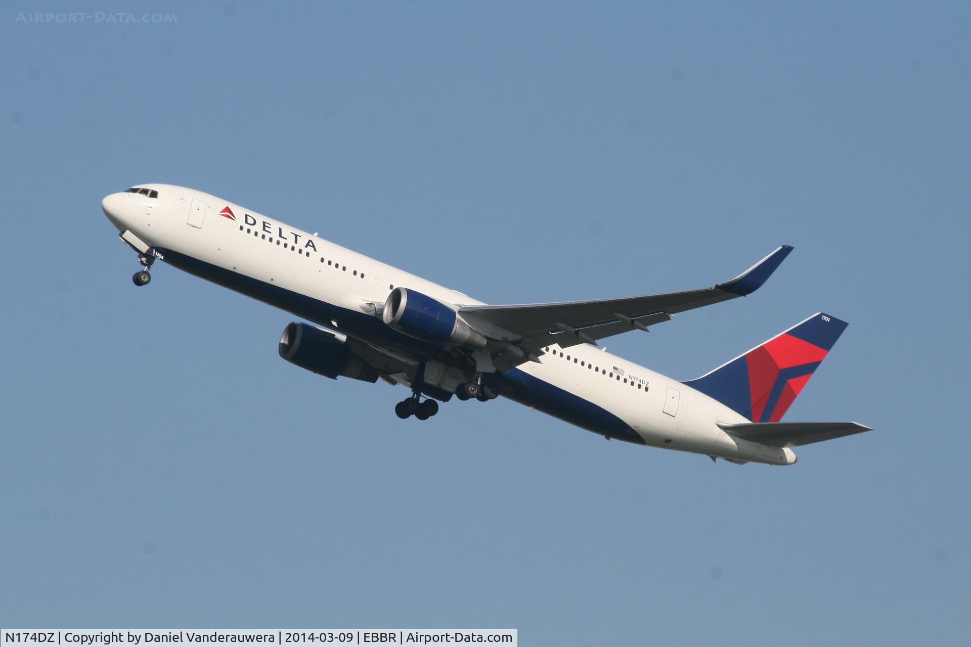 N174DZ, 1998 Boeing 767-332 C/N 29693, Flight  DL409 is climbing from RWY 25R