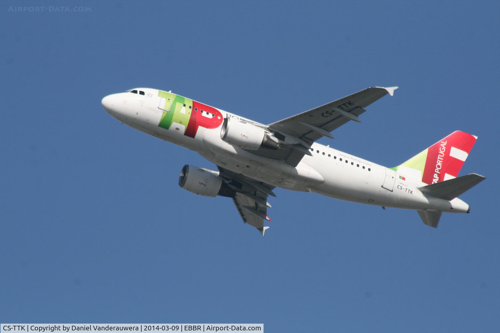 CS-TTK, 1999 Airbus A319-111 C/N 1034, Flight  TP607  is climbing from RWY 25R