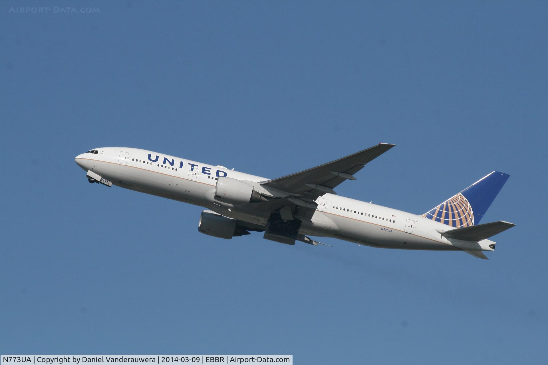 N773UA, 1995 Boeing 777-222 C/N 26929, Flight  UA951  is climbing from RWY 25R