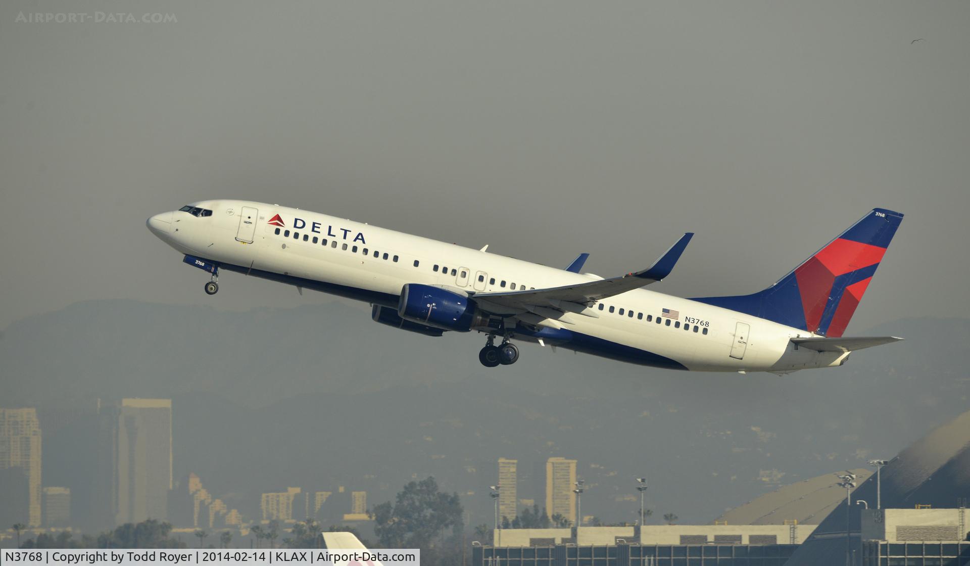 N3768, 2002 Boeing 737-832 C/N 29630, Departing LAX on 25R