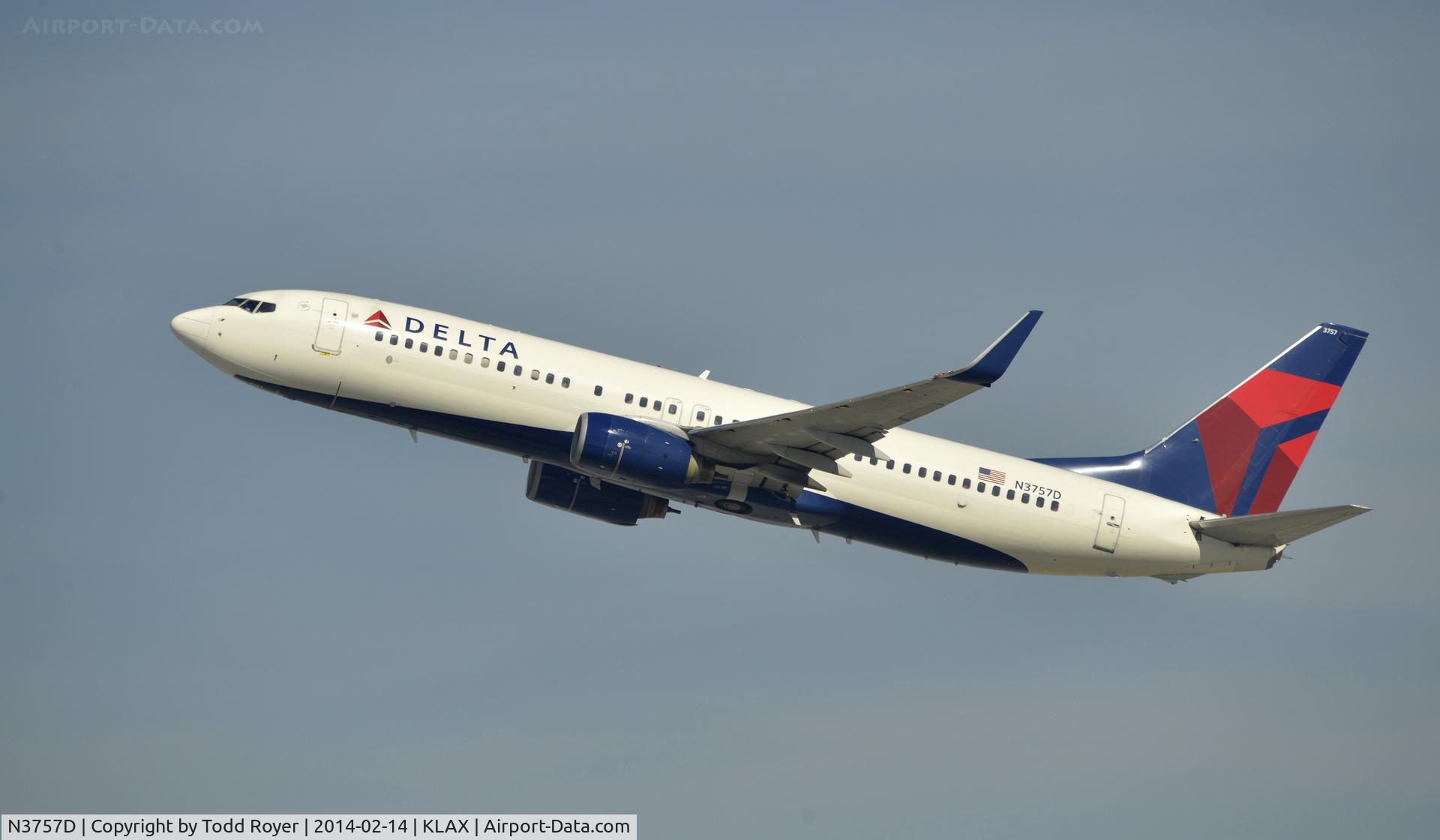 N3757D, 2001 Boeing 737-832 C/N 30813, Departing LAX on 25R