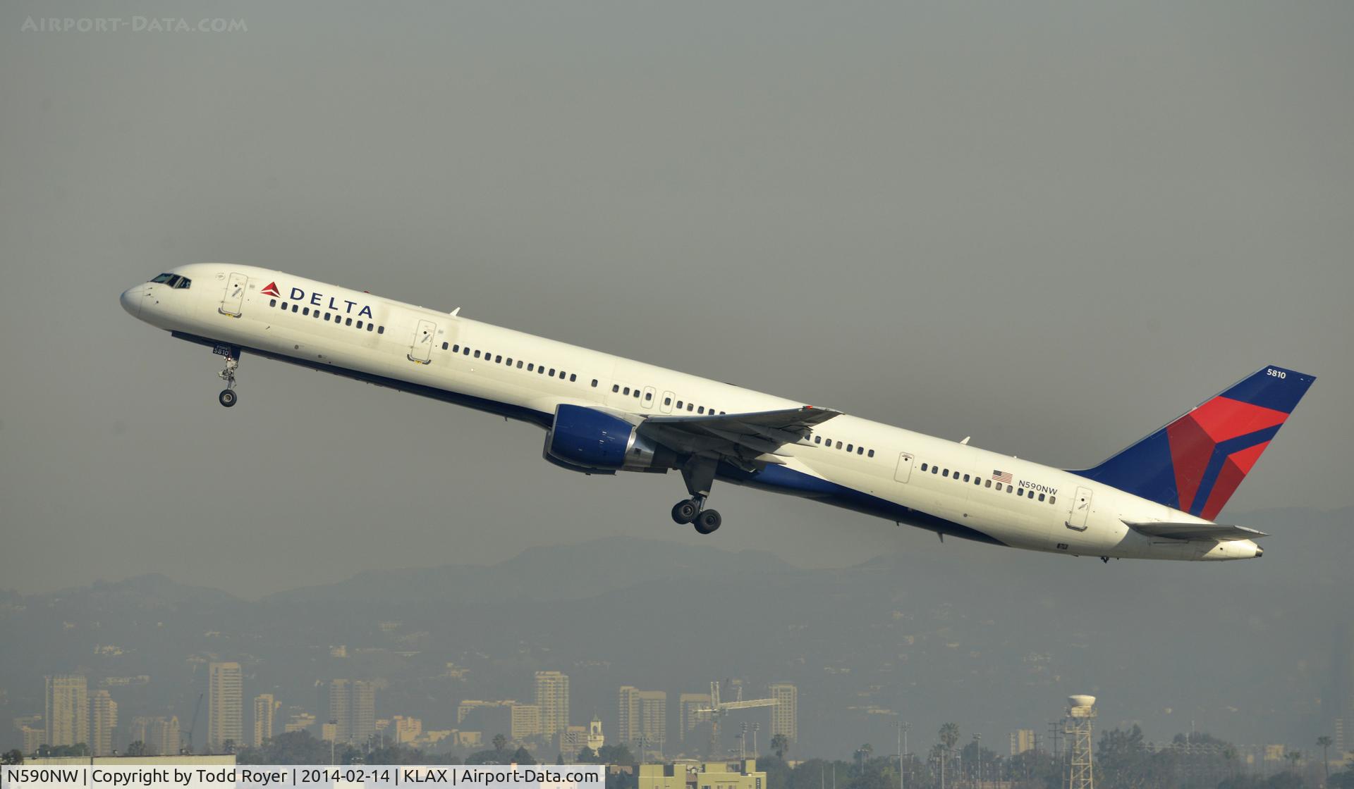 N590NW, 2003 Boeing 757-351 C/N 32990, Departing LAX on 25R