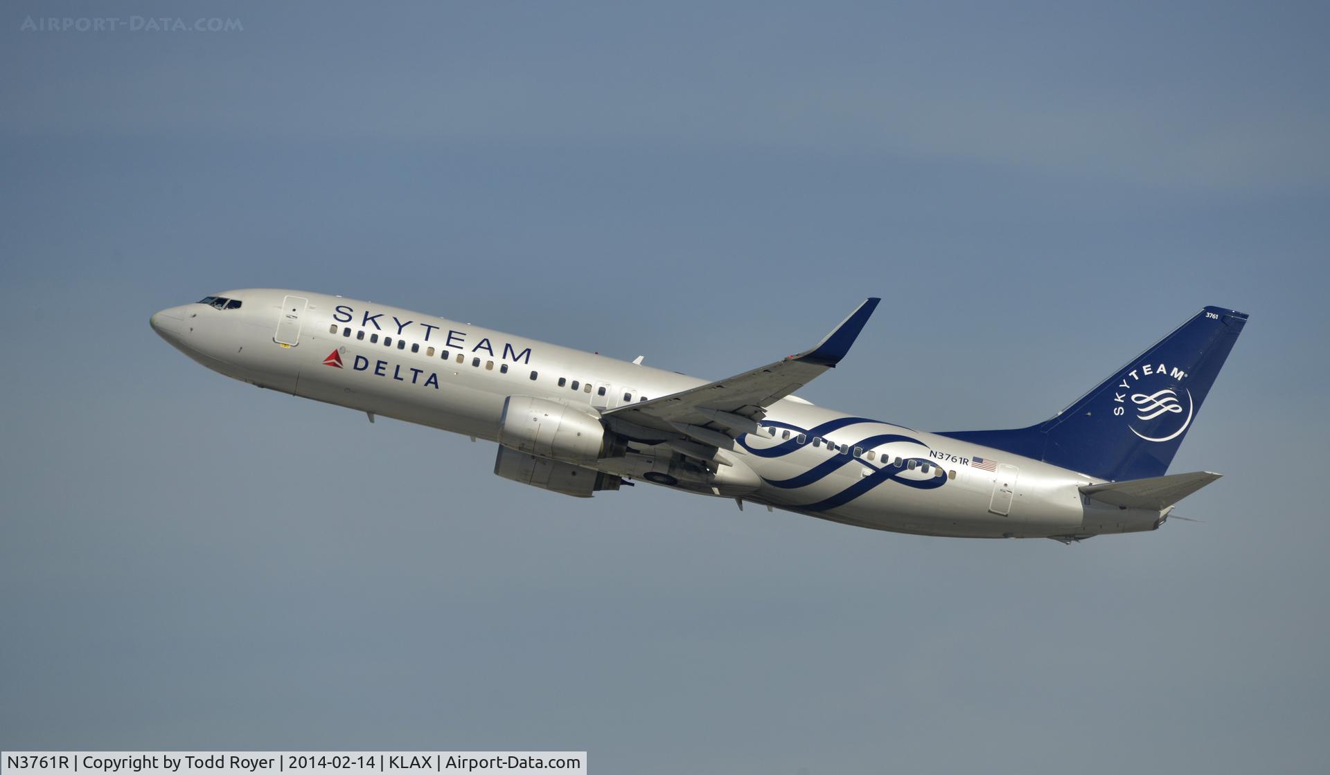 N3761R, 2001 Boeing 737-832 C/N 29628, Departing LAX on 25R