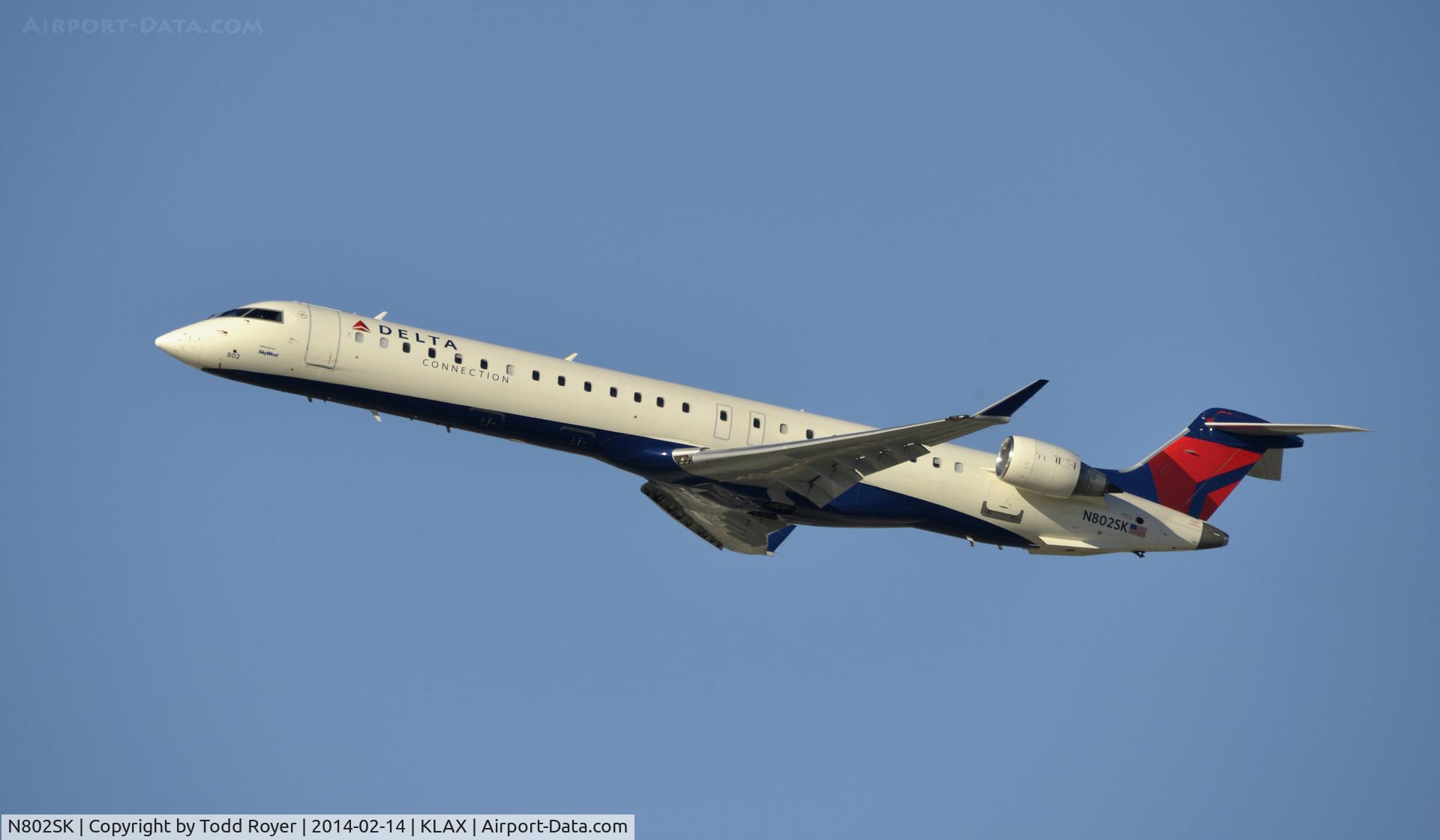N802SK, 2006 Canadair CL-600-2D24 Regional Jet CRJ-900 C/N 15061, Departing LAX on 25R