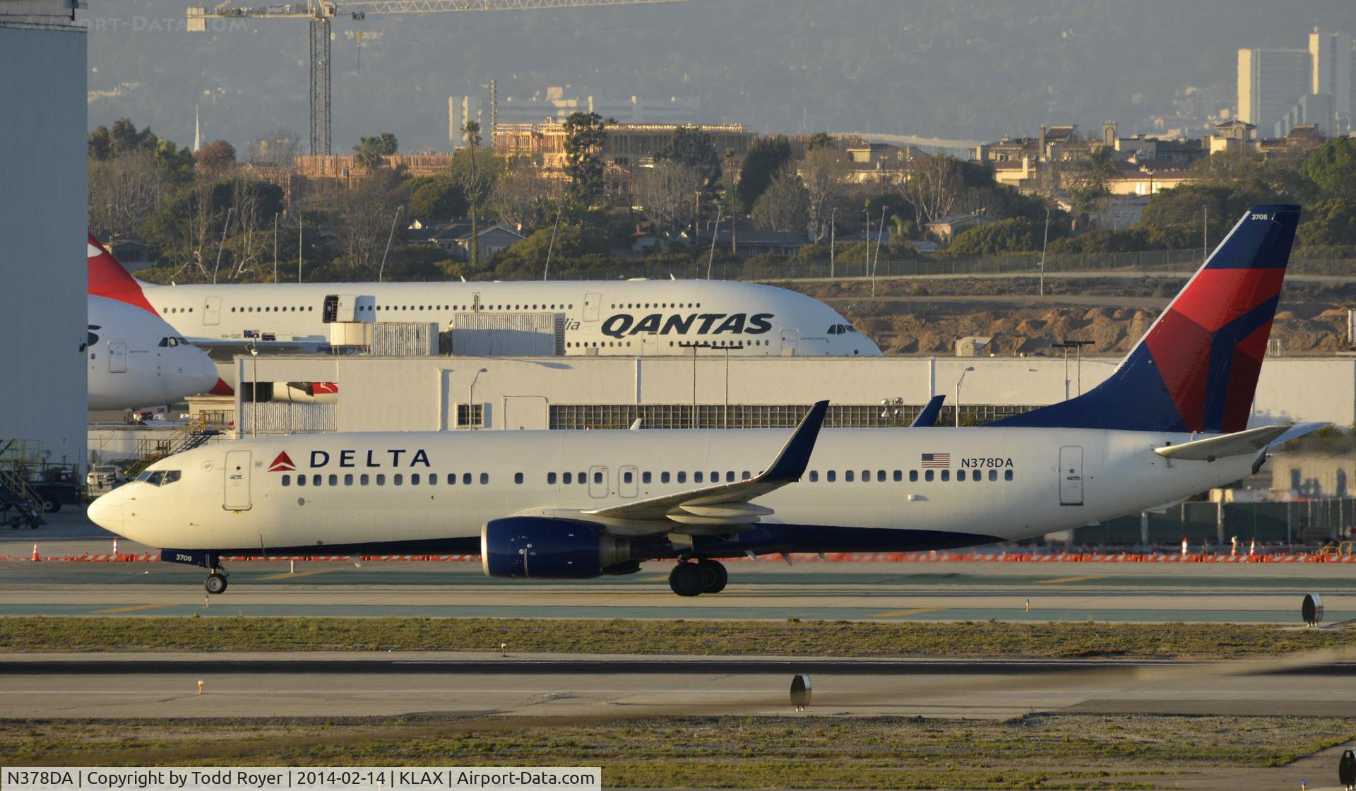 N378DA, 1999 Boeing 737-832 C/N 30265, Taxiing for departure at LAX