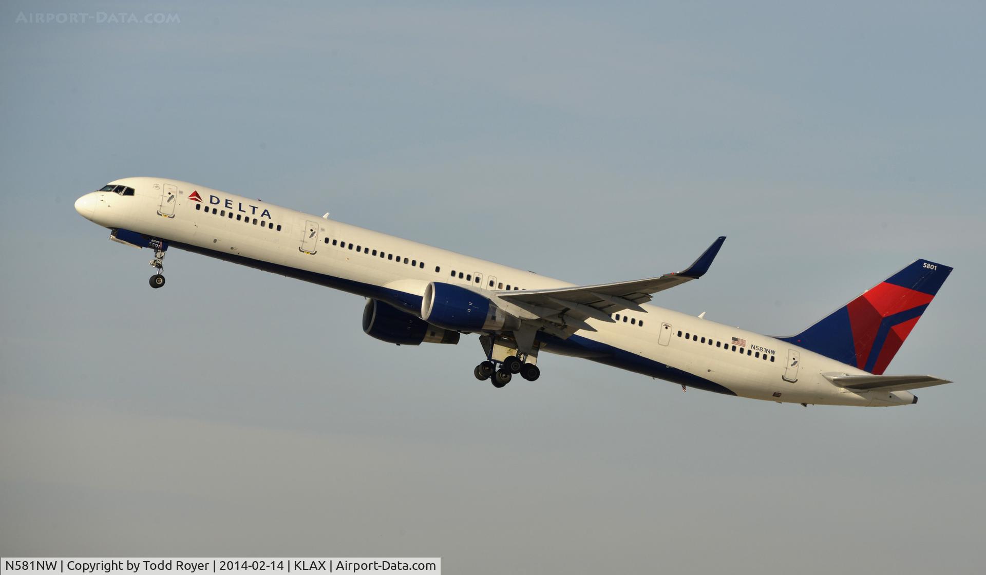 N581NW, 2002 Boeing 757-351 C/N 32982, Departing LAX on 25R