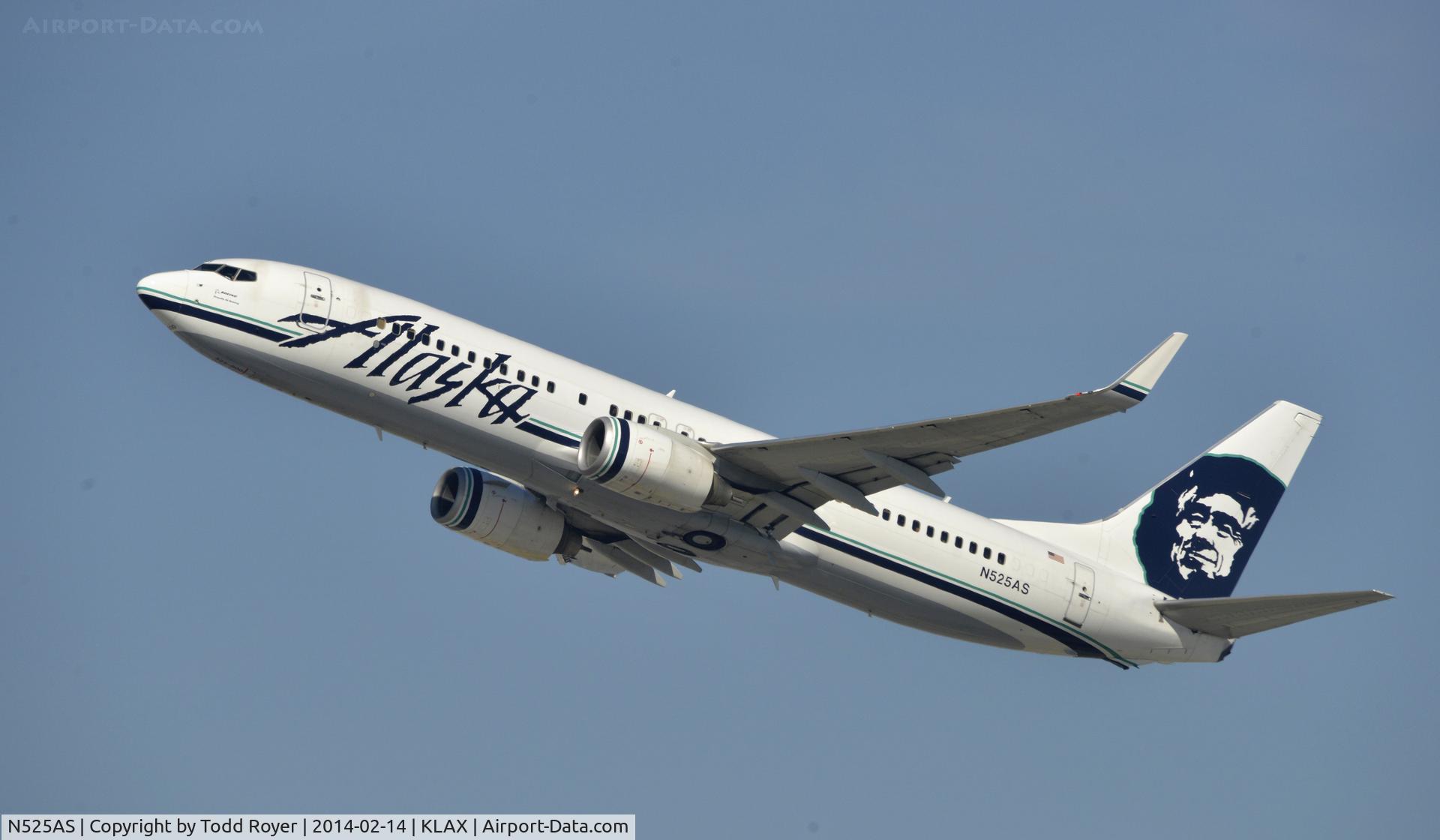 N525AS, 2009 Boeing 737-890 C/N 35692, Departing LAX on 25R