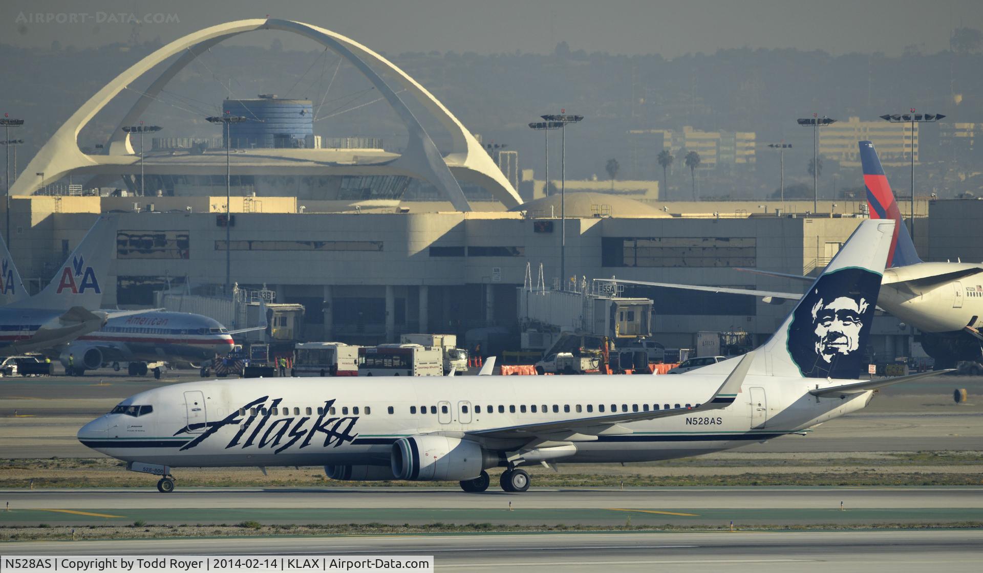 N528AS, 2009 Boeing 737-890 C/N 35695, Taxiing to gate at LAX