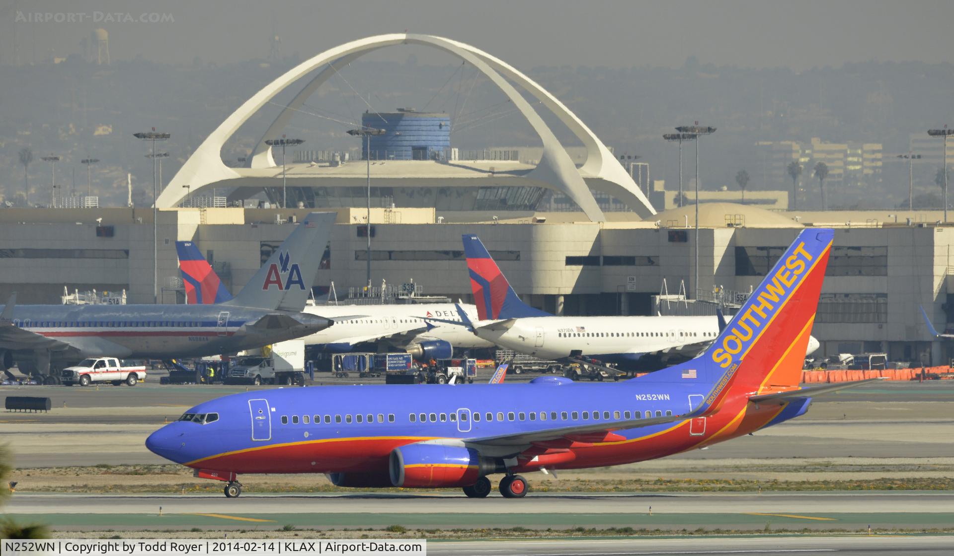 N252WN, 2006 Boeing 737-7H4 C/N 34973, Taxiing to gate at LAX