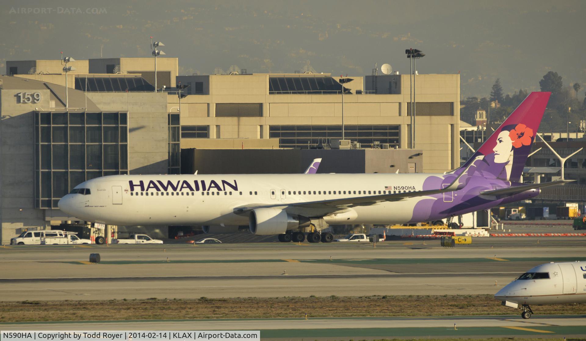 N590HA, 2002 Boeing 767-3CB C/N 33467, Taxiing to gate at LAX