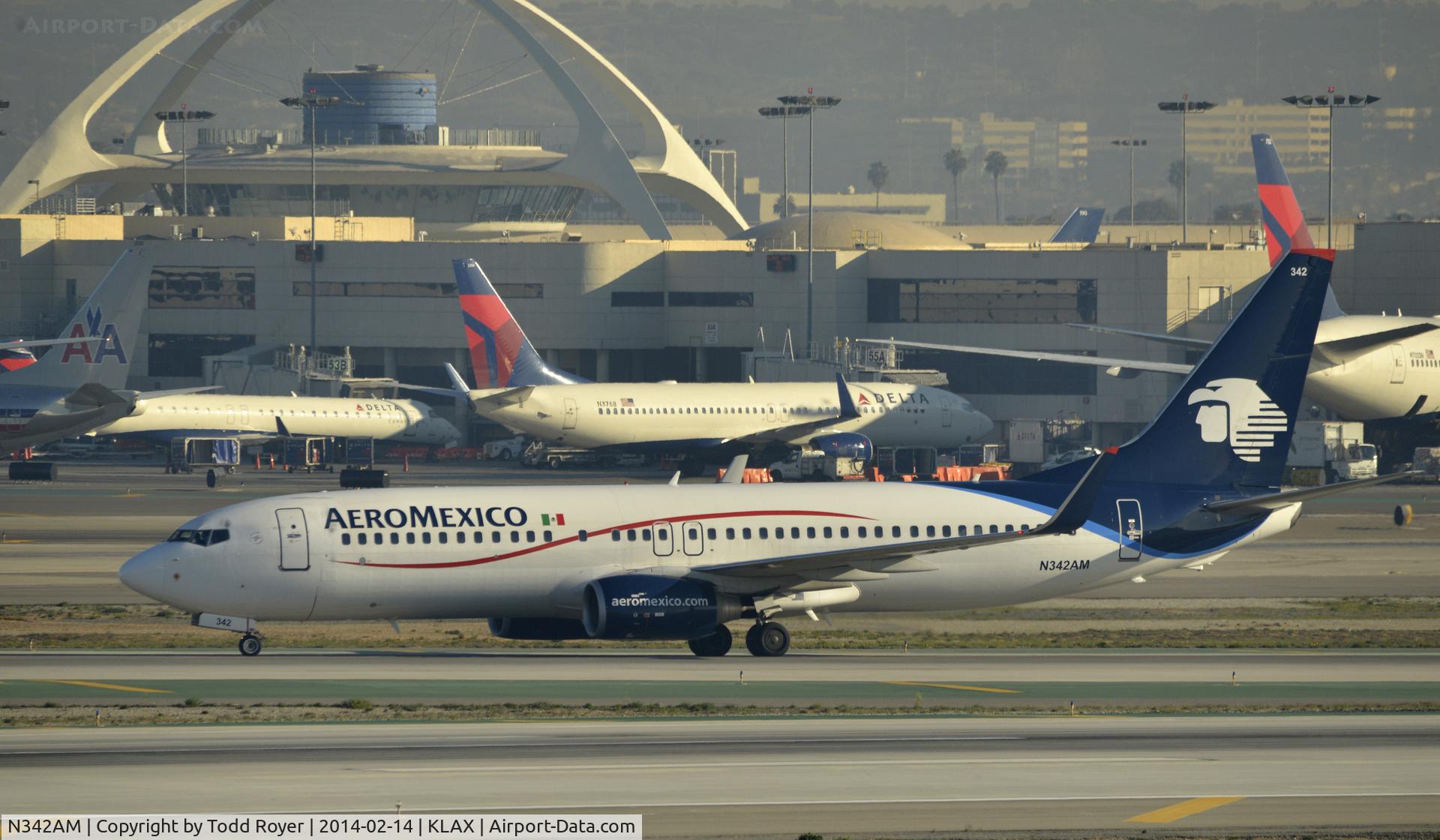 N342AM, 2005 Boeing 737-8Z9 C/N 34262, Taxiing to gate at LAX