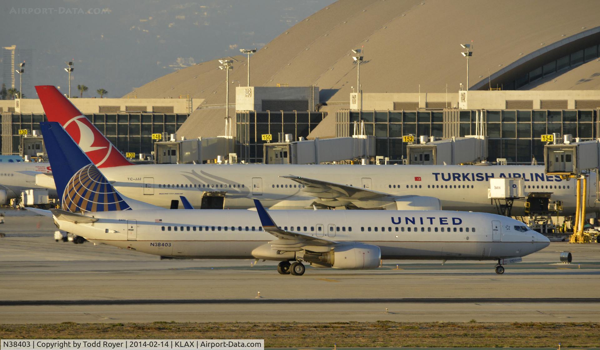 N38403, 2001 Boeing 737-924 C/N 30120, Taxiing to gate at LAX