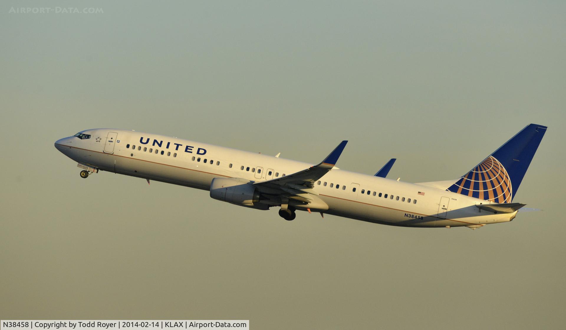 N38458, 2012 Boeing 737-924/ER C/N 37199, Departing LAX on 25R