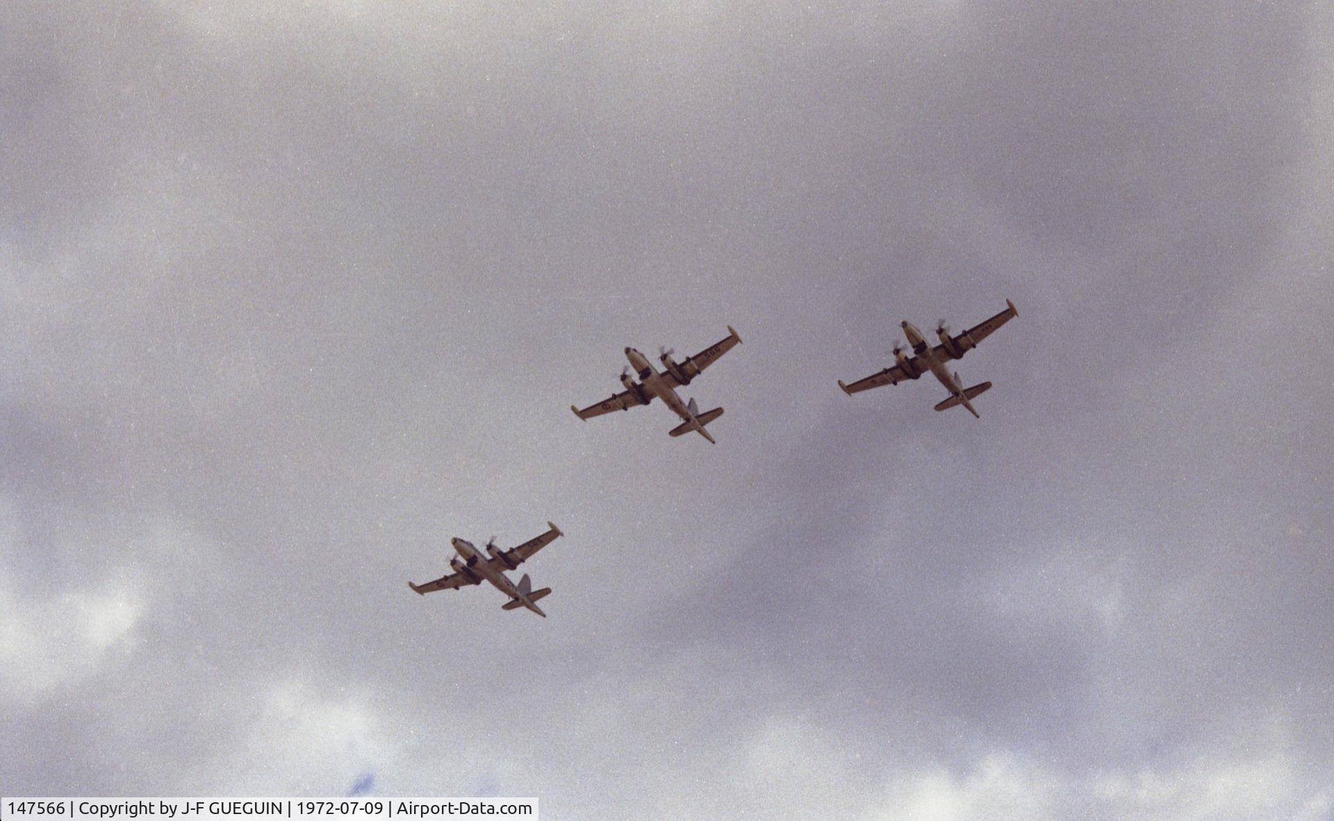 147566, 1960 Lockheed P2V-7 Neptune Neptune C/N 726-7183, Open day at Lann-Bihouée French Navy airbase on 1972-07-09; three Neptune of flottille 25F (c/n 726-7183, BuAer 147566, n° 566 (centre), c/n 726-7189, BuAer 147569, n° 569 (right hand of flight), c/n 726-7140, BuAer 144689, n° 689 (left hand of flight))