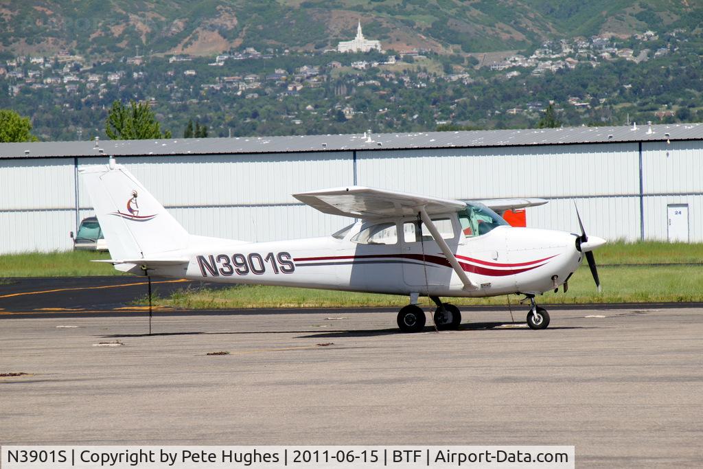 N3901S, 1963 Cessna 172E C/N 17251101, N3901S Cessna 172 at Skypark, UT