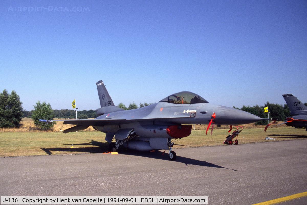 J-136, Fokker F-16AM Fighting Falcon C/N 6D-126, Royal Netherlands Air Force F-16A on display at Kleine Brogel Air Base, Belgium. 314 sqn, 1991.