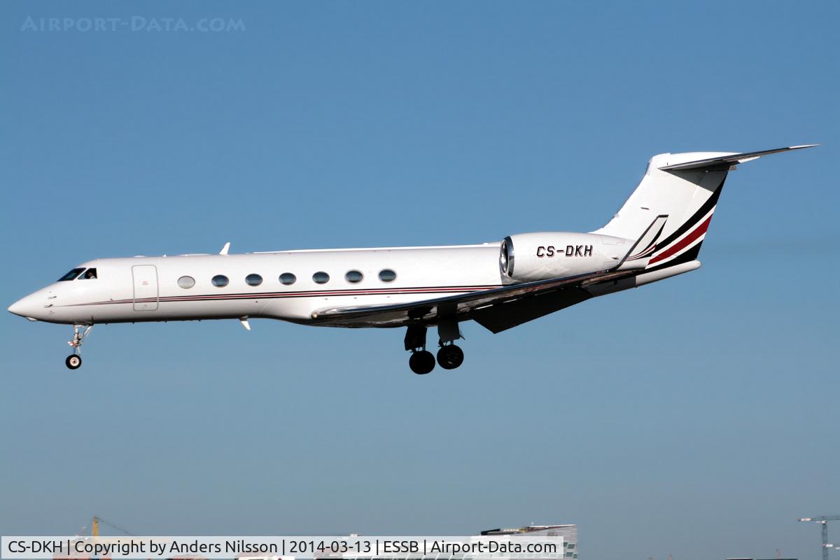 CS-DKH, 2007 Gulfstream Aerospace GV-SP (G550) C/N 5150, On final approach for runway 30.