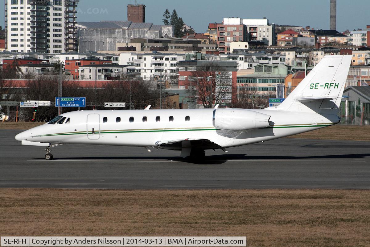SE-RFH, 2006 Cessna 680 Citation Sovereign C/N 680-0059, Departing runway 30.