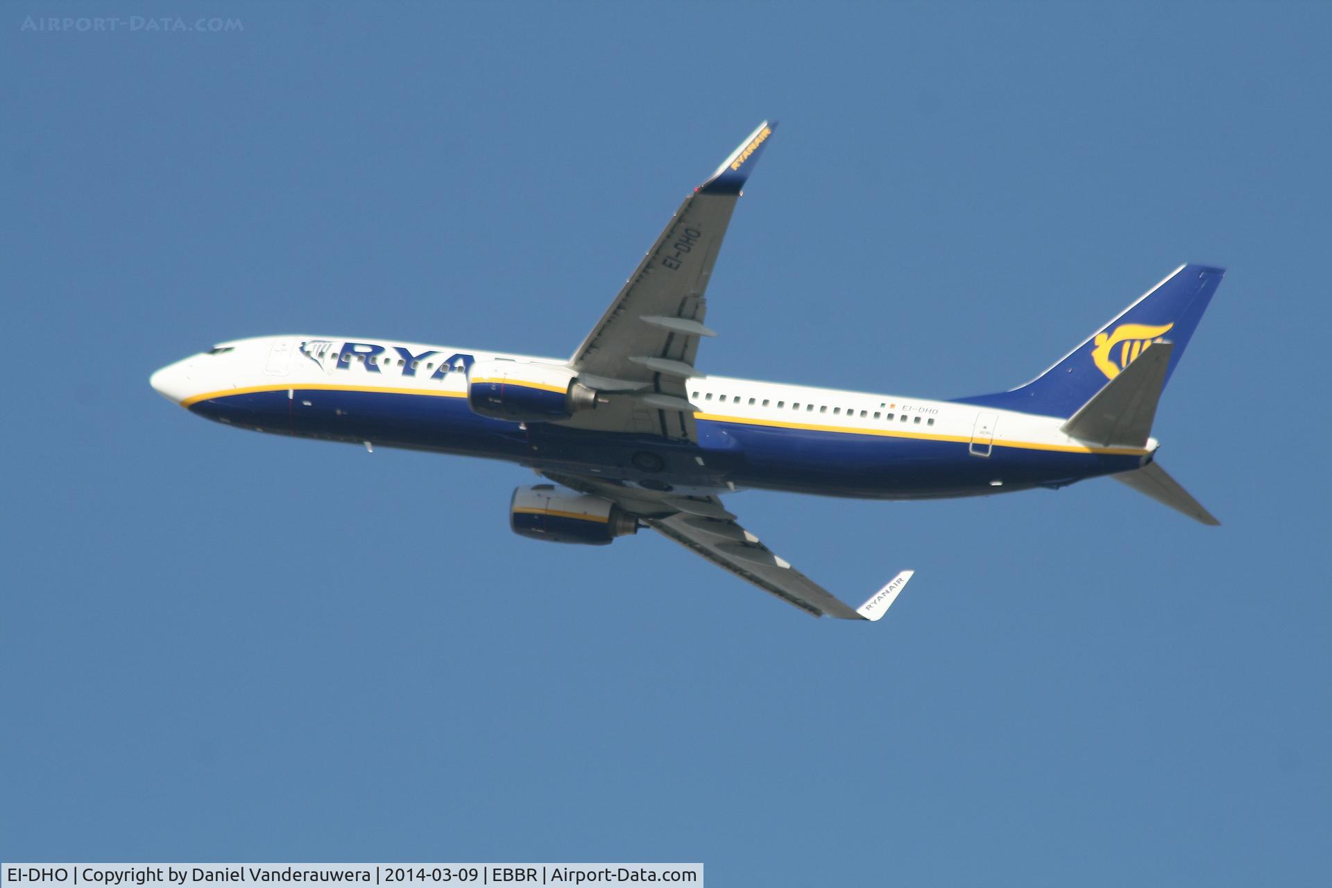 EI-DHO, 2005 Boeing 737-8AS C/N 33578, Flight FR2935 is climbing from RWY 25R
